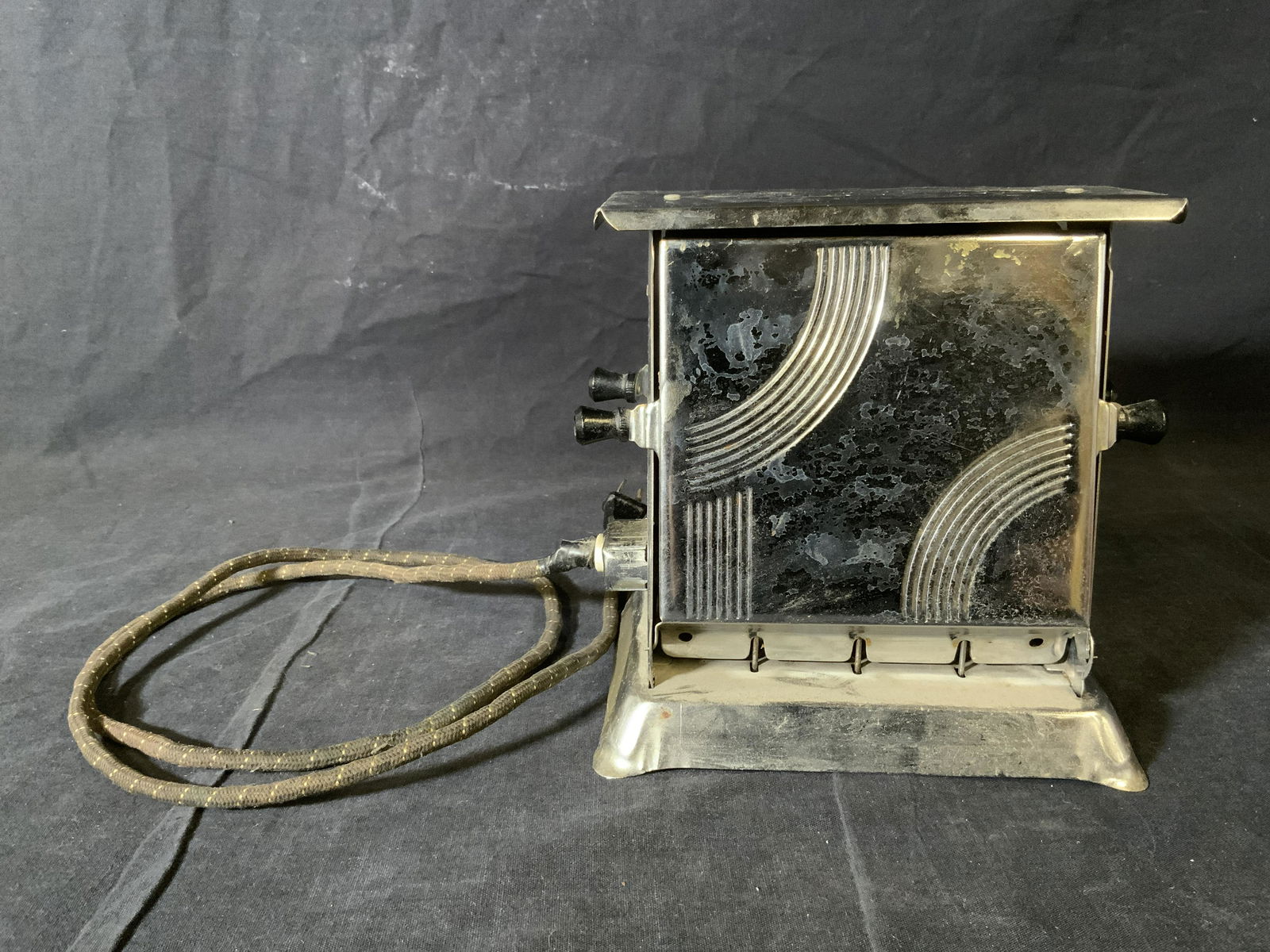 Vintage 1930’s SUN CHIEF Toaster: Vintage 1930’s SUN CHIEF Toaster, inscription reads ‘Sun Chief Electrics Inc Watts 550 Volts 115 Series 641 Winsted, Conn USA’, measures 7 1/8 inches tall x 7 inches in diameter, surface wear to