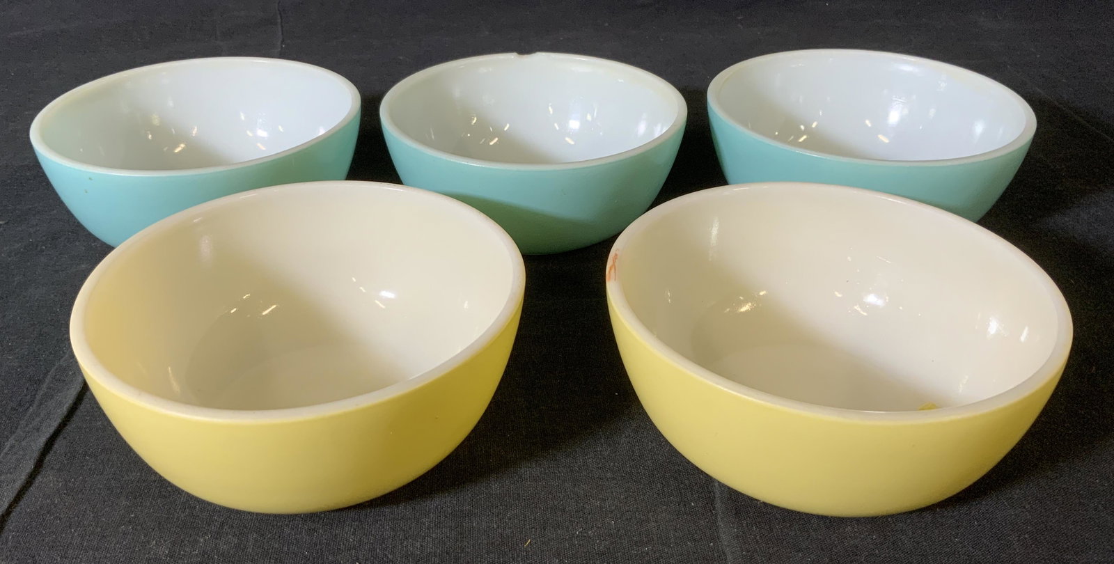 Set 5 Vintage HAZEL ATLAS Bowls: Set 5 Vintage HAZEL ATLAS Bowls, mark to base reads ‘HA’, all measure 2 inches tall x 4 7/8 inches in diameter, surface wear and chips to some pieces, Property of multi generation Brooklyn collect