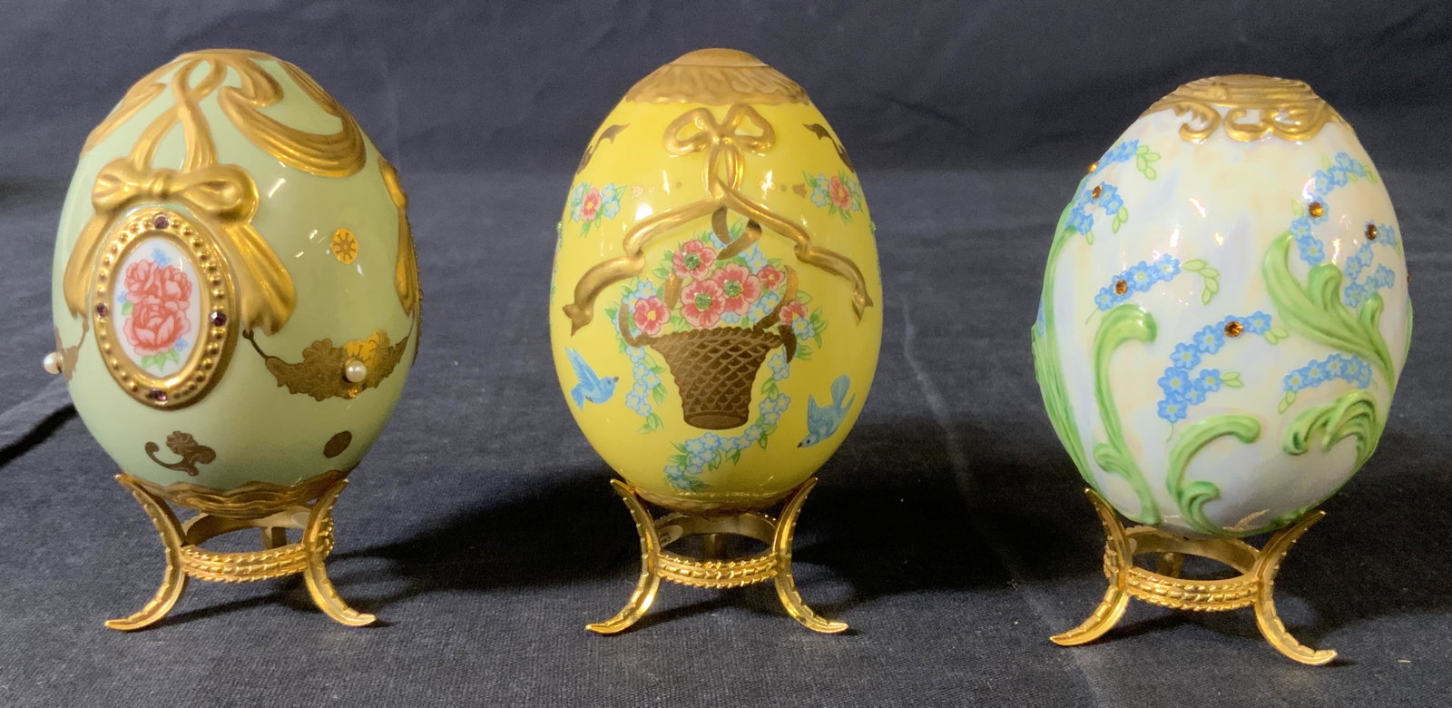 Set 3 FRANKLIN MINT Decorative Eggs, Taiwan: Set 3 FRANKLIN MINT Decorative Eggs, Taiwan, labels read ‘90 FM Crafted in Taiwan’, label to stands reads ‘Made in Thailand’, eggs measure 2 1/2 x 2 inches in diameter, some surface wear to pi
