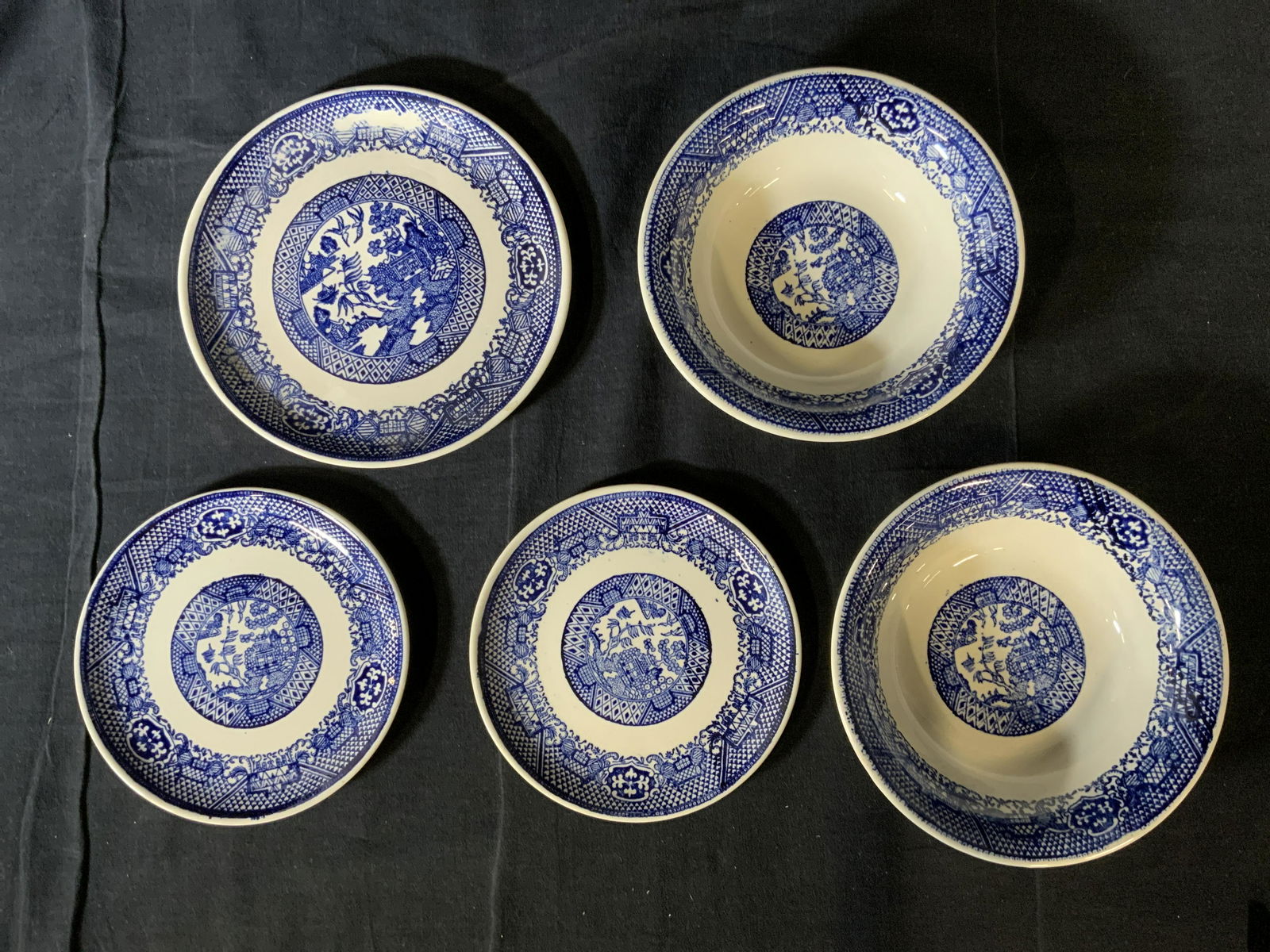 Lot 5 Blue & White Ceramic Plates & Bowls: Lot 5 Blue & White Ceramic Plates & Bowls, no apparent inscriptions or marks, smaller plates measure 6 inches in diameter, larger plate measures 7 1/4 inches in diameter, bowl measures 1 3/4 inches ta