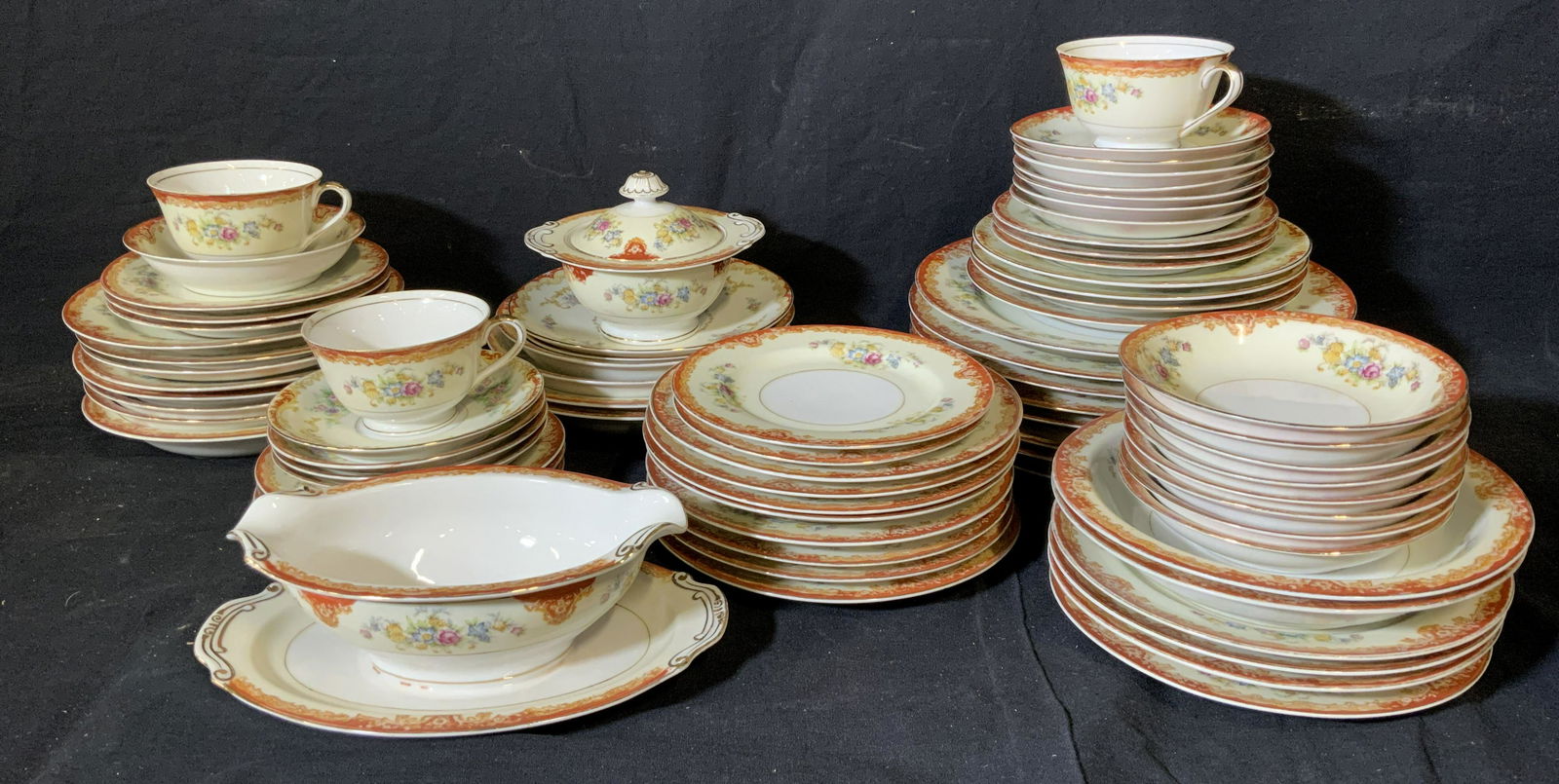 Maruichi Japanese Porcelain Dish Set: Maruichi Japanese porcelain dish set, set includes 77 pieces, stamp to underside reads ‘Maruichi Made In Occupied Japan’, lot includes various sized plates dishes bowl and three tea cups, surface