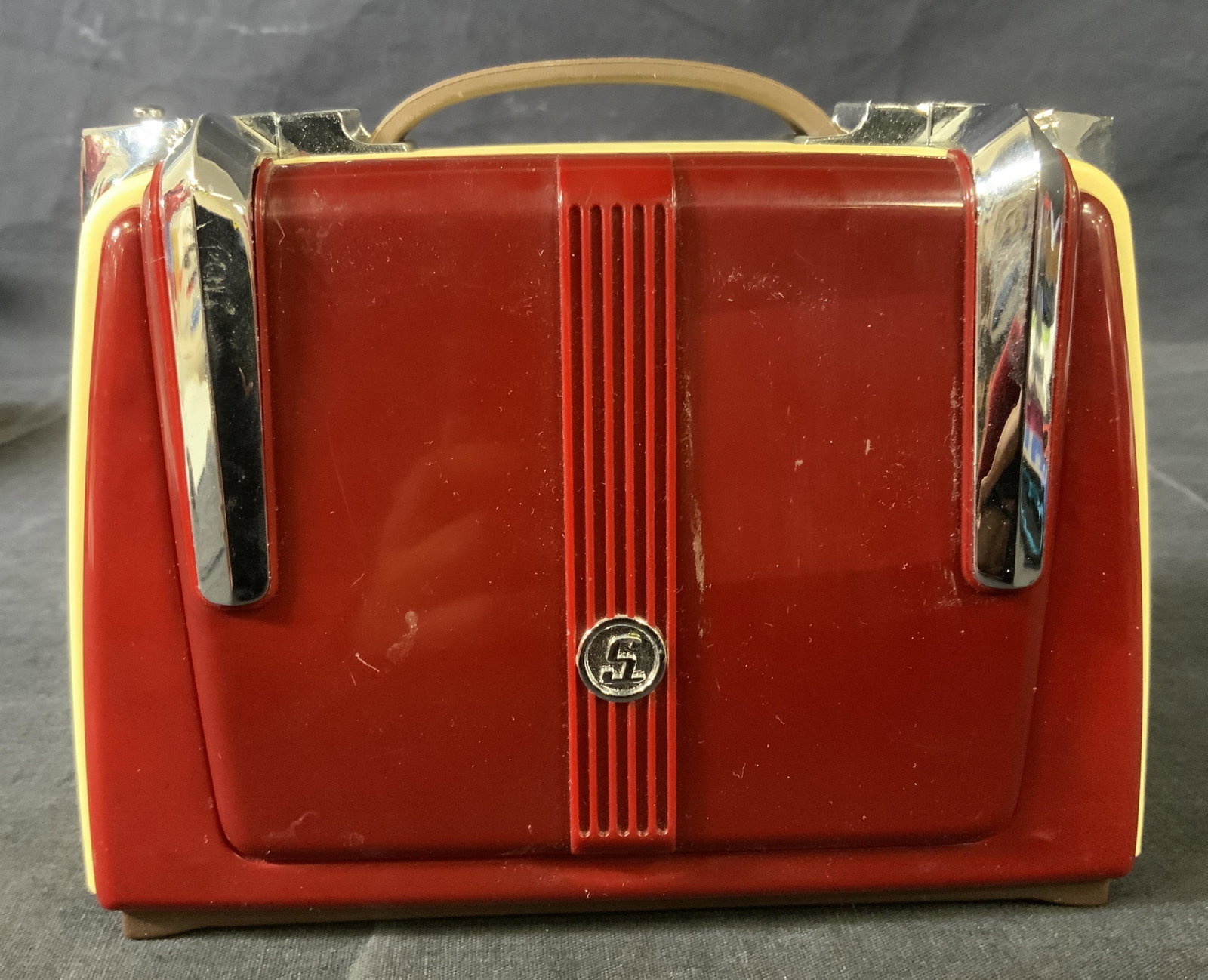 SPIRIT Trans Atlantic Radio: SPIRIT Trans Atlantic Radio, inscription reads ‘Spirit Trans Atlantic Radio’, measures 5 1/2 inches tall x 6 7/8 inches at widest point, surface wear to piece, not tested for functionality, Proper