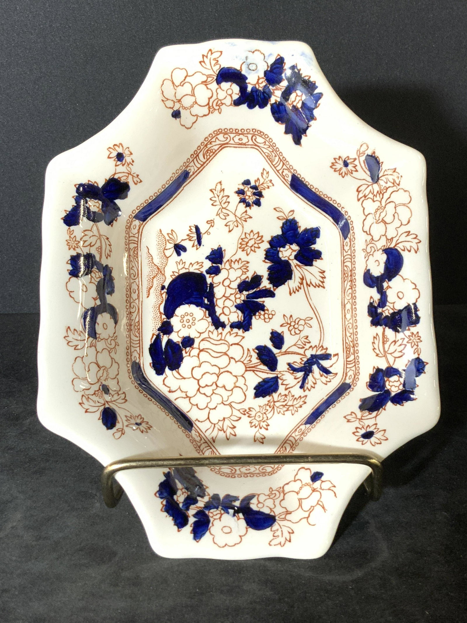 MASON’S English Ironstone Trinket Dish, Mandarin: A hand painted white ironstone trinket dish with a hand painted floral design. The design pattern name is MANDARIN. The underside is signed MASON’S IRONSTONE, PATENT IRONSTONE, ENGLAND, MANDARIN. Pi