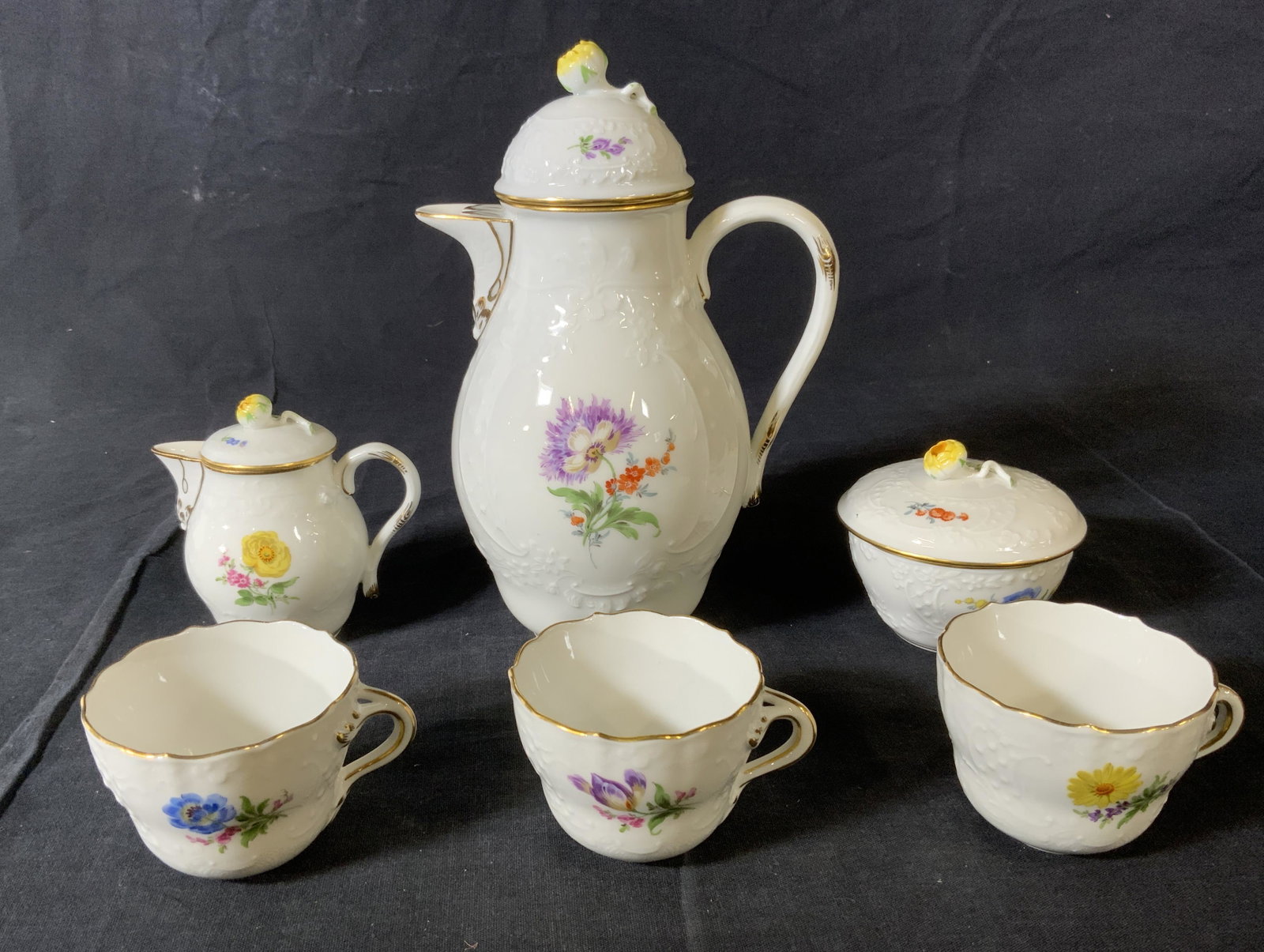 Set 6 Vintage MEISSEN Porcelain Tea Service: Set 6 Vintage MEISSEN Porcelain Tea Service, crossed sword mark to base, teapot measures 7 7/8 inches tall x 5 1/8 inches at widest point, teacups measure 2 inches tall x 2 1/2 inches in diameter, som