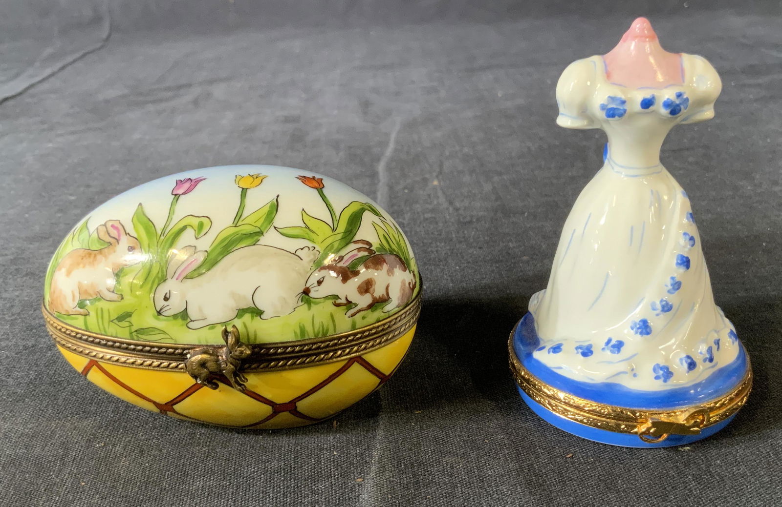 Lot 4 LIMOGES Porcelain Pill & Trinket Boxes: Lot 4 LIMOGES Porcelain Pill & Trinket Boxes, inscriptions read ‘point a la main Limoges France Eximious’, ‘Limoges Gown’, ‘Peint Main Limoges France’, ‘Peint main Limoges LD’, smalles