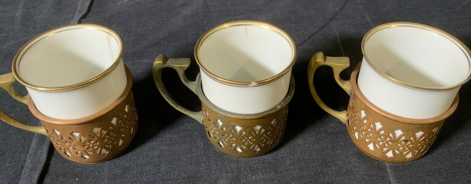 Set 6 Antique BUFFALO China Teacups & Saucers: Set 6 Antique BUFFALO China Teacups & Saucers, inscription to teacups reads ‘Buffalo China 1920’, inscription to tea cup holders reads ‘Manning Bowman Quality Meriden Conn 164’, saucers measur