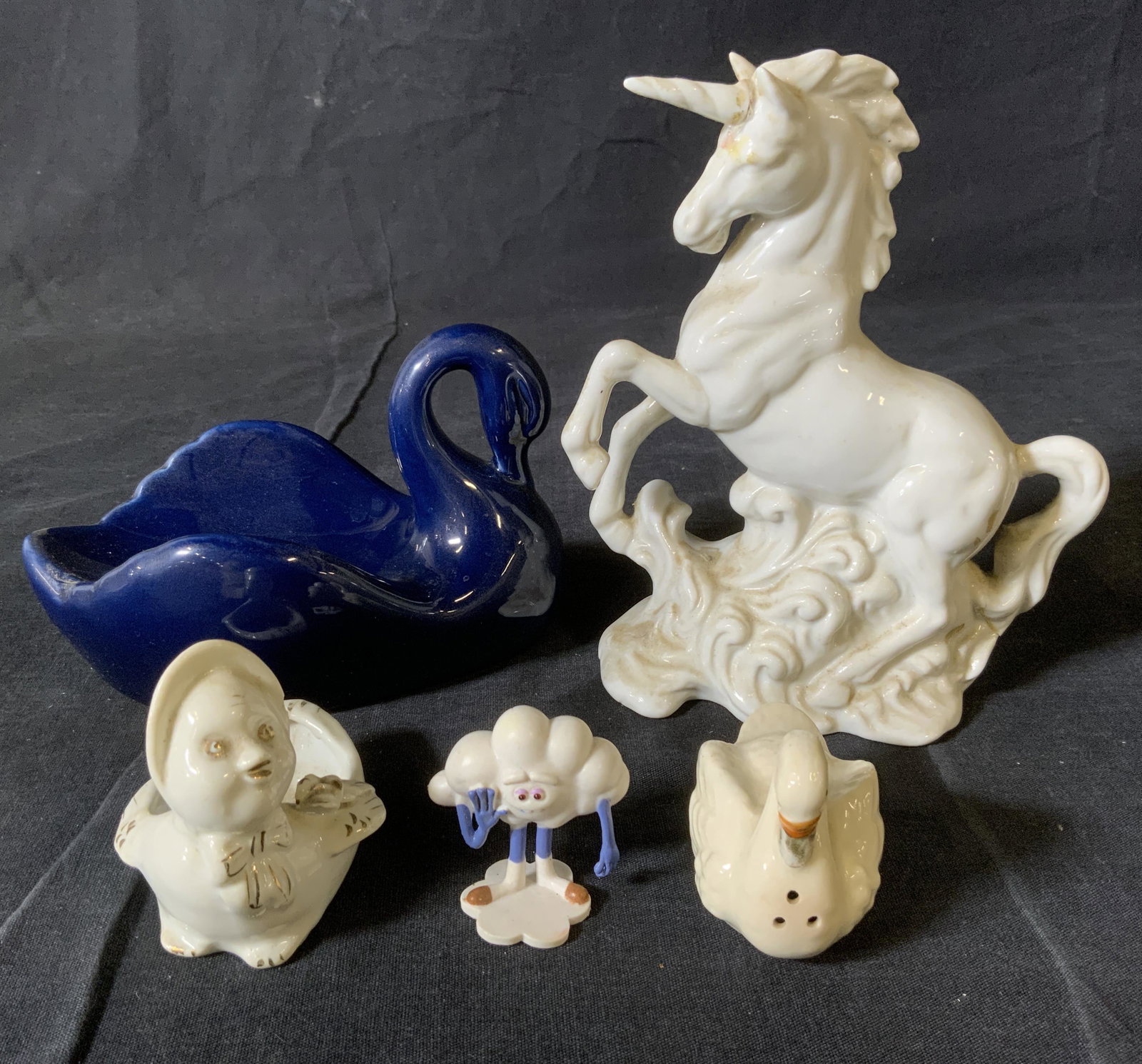 Lot 5 Trinket Dishes & Figurines: Lot 5 Trinket Dishes & Figurines, inscriptions read ‘Creative Beth Products Made in Taiwan’, ‘OMC Japan’, ‘Made in China’, ‘Japan’, ‘DWA’, smallest measures 1 3/4 x 1 3/4 inches, l