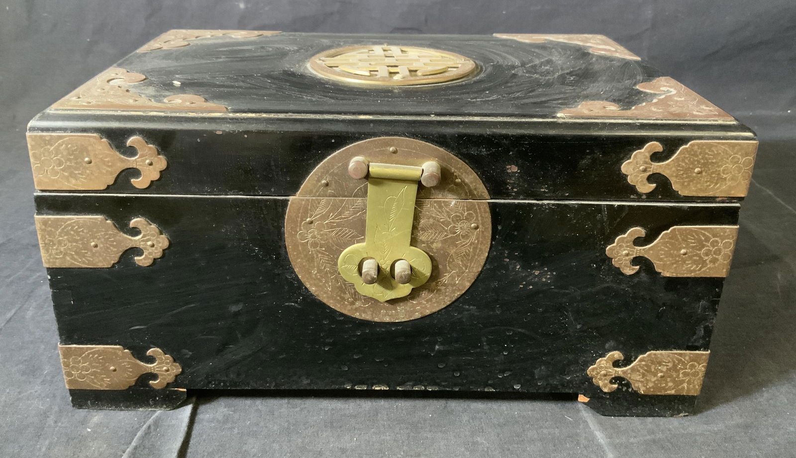 Asian Wooden Keepsake Box, Hong Kong: Asian Wooden Keepsake Box, Hong Kong, inscription reads ‘Made in Hong Kong’, measures 6 inches tall x 12 inches at widest point, some surface wear and chips to piece, Asian decorative arts, wooden