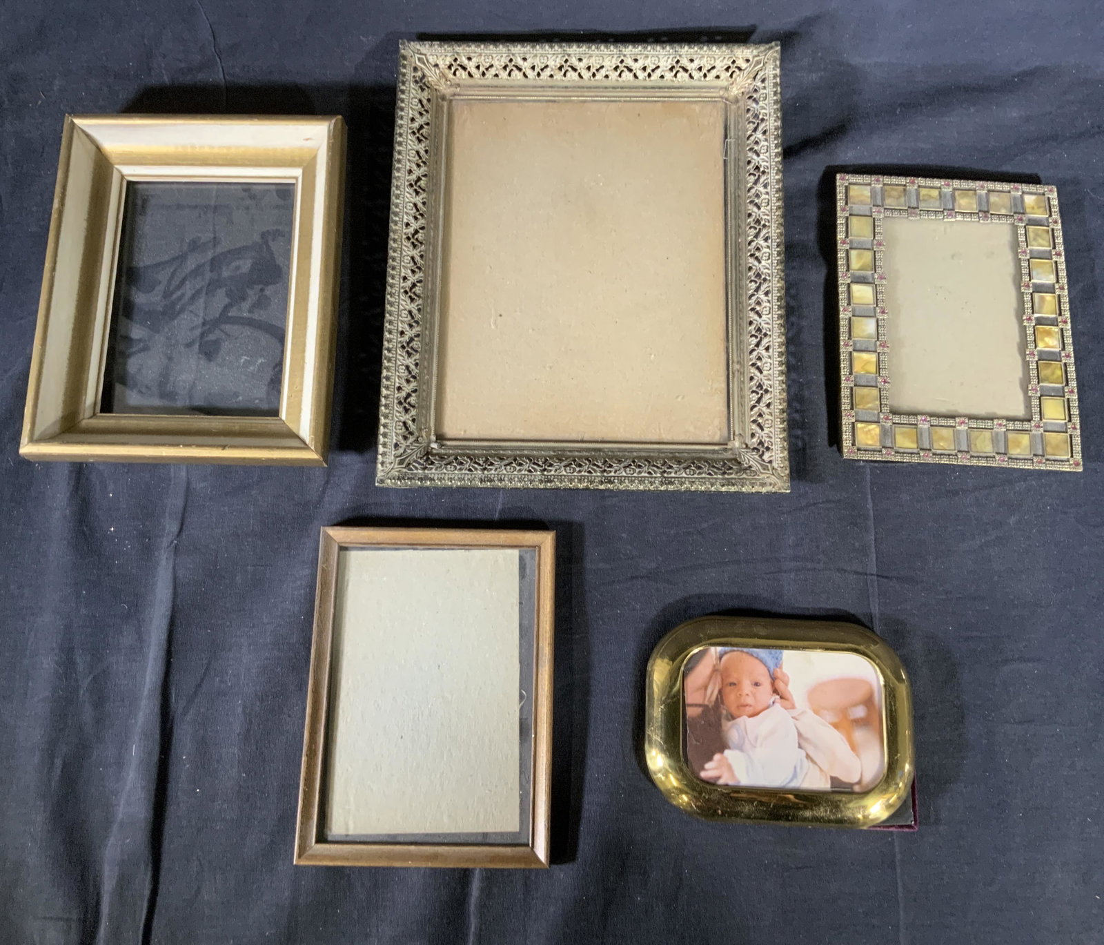 Lot 5 Wooden & Metal Picture Frames: Lot 5 Wooden & Metal Picture Frames, no apparent inscriptions or marks, smallest measures 4 3/4 x 6 1/4 inches, largest measures 12 1/8 x 10 1/8 inches, surface wear to frames, glass is loose in some 