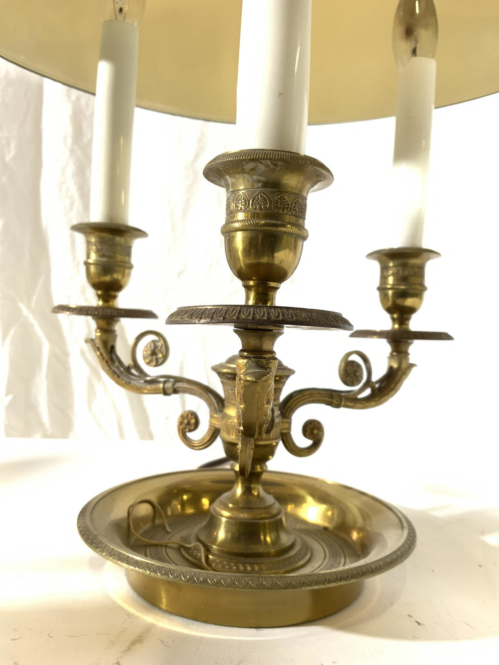Vintage 3 Arm Brass & Tole Bouillotte Lamp: Lamp is has gold toned brass base and arms. Arms have ornate s curve structures. Each arm has candlestick style bulb socket at ends. Top of lamp has bird shaped finial With arrow tail structure undern