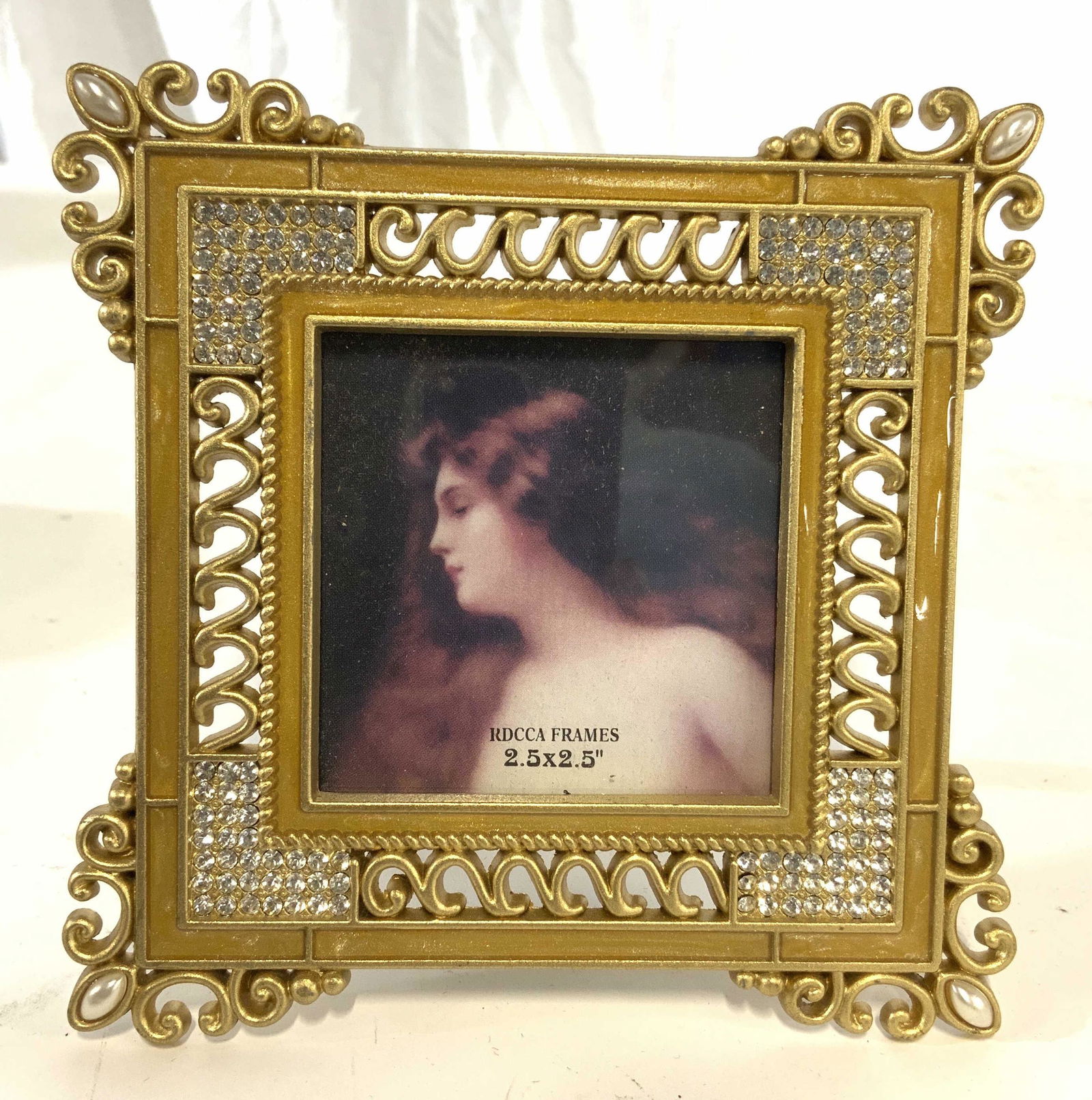 Lot 7 Vintage Picture Frames & Mirror: Lot includes 6 frames & 1 heart shape mirror. Largest frame measures approx 5 inches tall 4 inches wide. Picture frames, photo frames, vintage picture frames, frames, decorative arts. Each frame has s