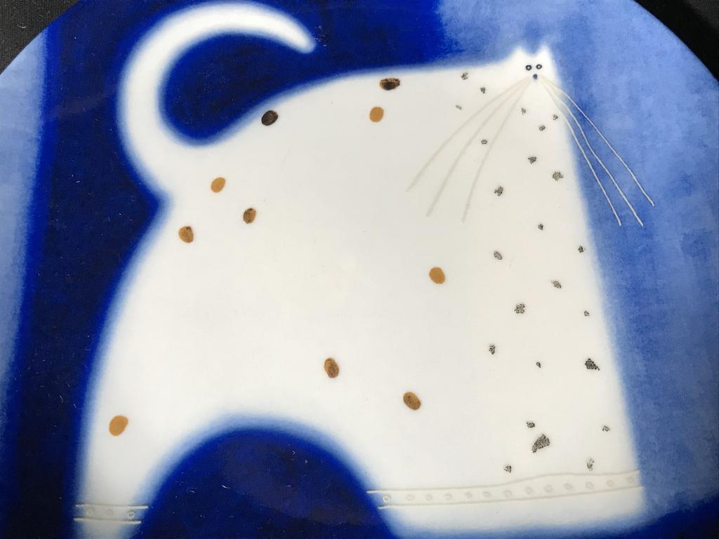 Govinder for Royal Worcester Plate W Cat Motif: Underside of plate is marked for Govinder ‘Big Blue’ for Royal Worcester. Plate features exaggerated cat against Blue Background. Ceramic plate measures approx 8.2 inches in diameter. Decorative p