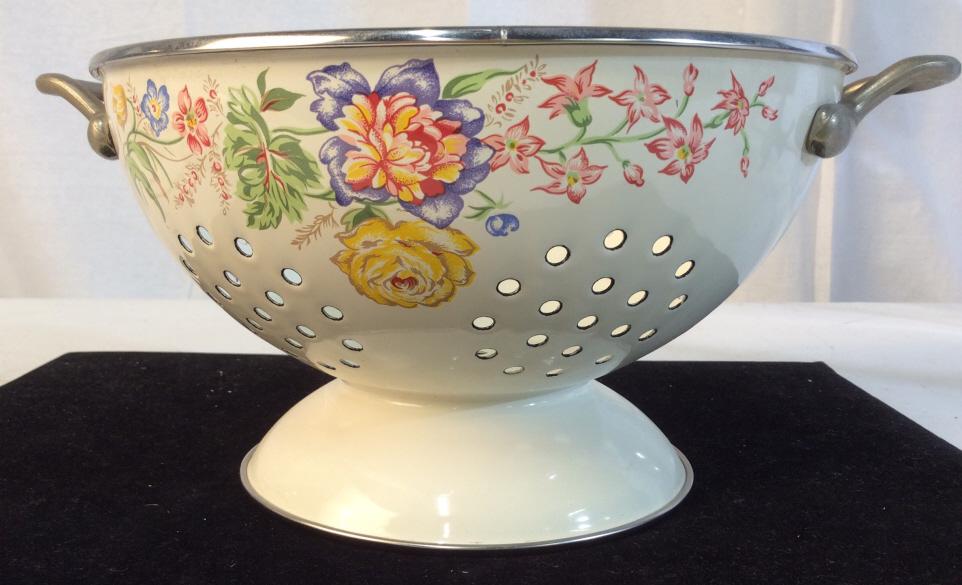 Vintage Metal Pasta Colander with Base: Base Stands 1 1/4 in. from bottom. Has Carry Handles. One handle loose. Has not been attempted to screw tighter. Two areas with enamel chips. Kitchenware, Pasta Strainer, Fruiter Colander, Vintage Col