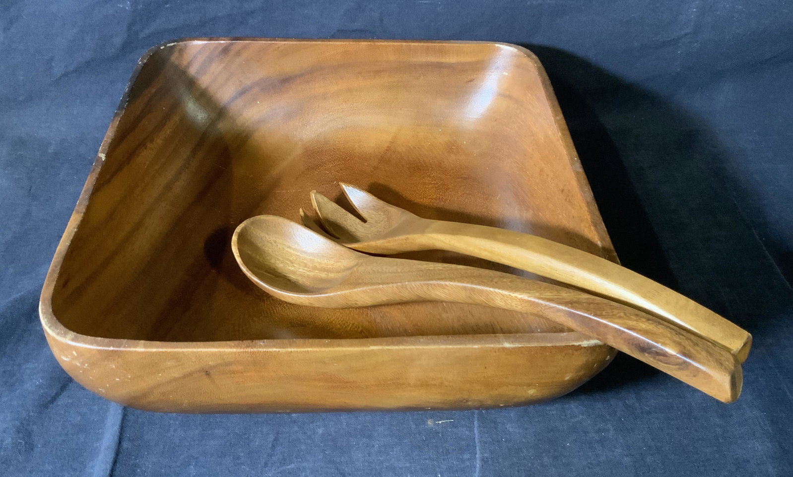 Wooden Salad Bowl w Serving Fork & Spoon: Wooden Salad Bowl w Serving Fork & Spoon, no apparent inscriptions or marks, bowl measures 4 inches tall x 11 3/4 inches at widest point, fork and spoon measure 11 3/4 inches long, surface wear to pie