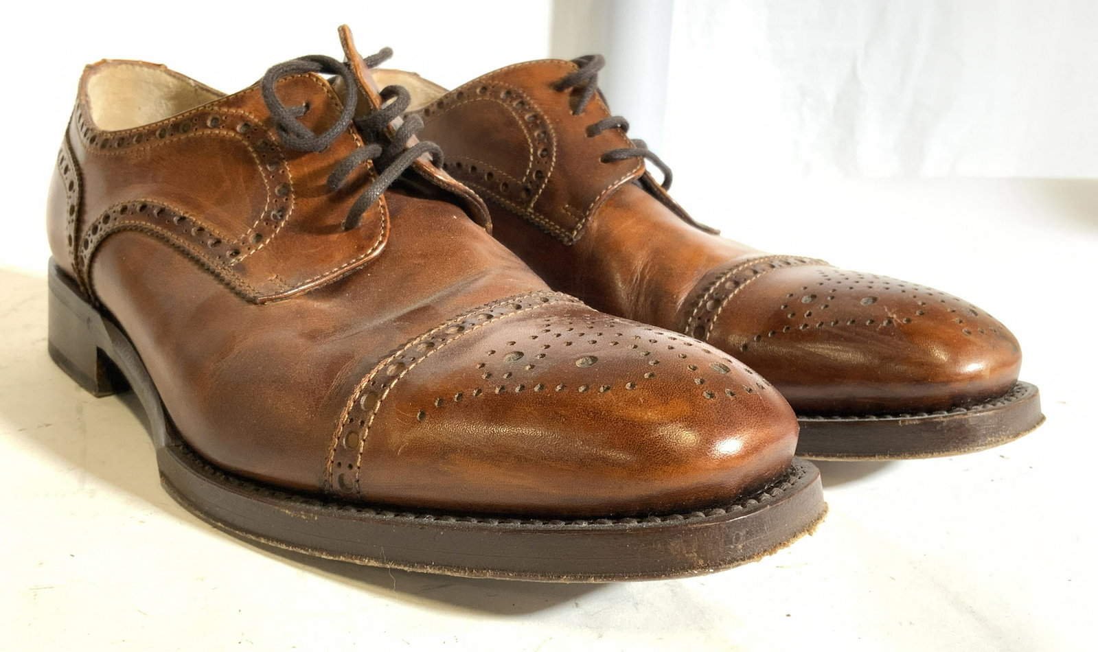 REGIS PHILBIN GORDON RUSH Custom Made Shoes: Interior is signed/marked “HAPPY 40TH ANNIVERSARY REGIS & KELLY.?? Undersides reads GORDON RUSH MADE IN ITALY. Shoes are light brown toned and appear to be genuine leather. Shoes have 1 inch heel. S