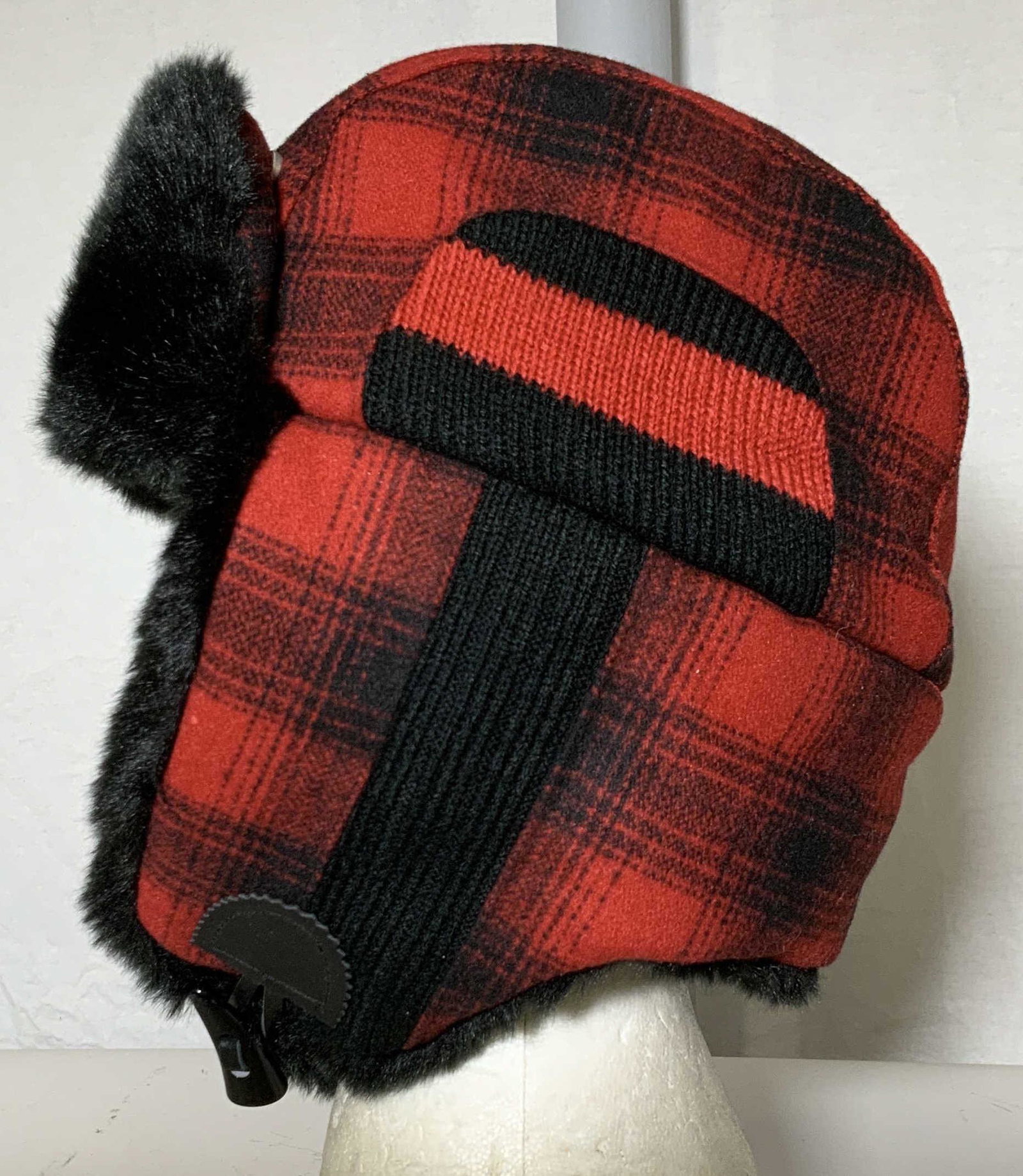 Winter Fashion Hat & Gloves: Men’s size Large Leather and cashmere lined gloves, luxury designer label reads BLACK BROWN 1826 LUX RN 17541. Previously worn, fine stitching, no cashmere knit issues, 4.5 in. Hand width. Checkered