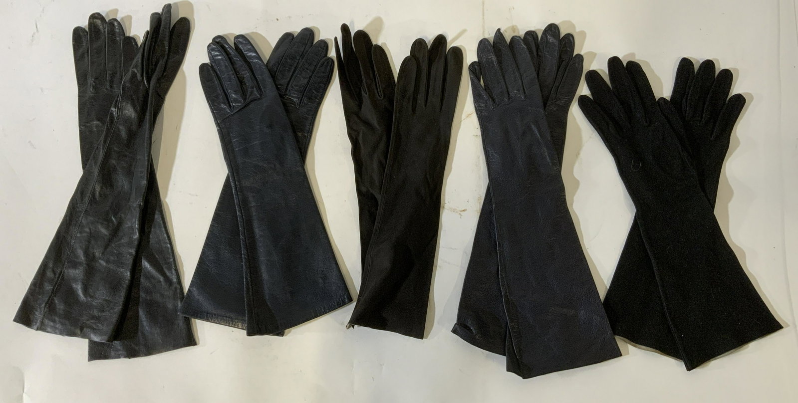 Lot 5 Women’s Gloves, Hermes, Saks, & More: Lot 5 Women’s Gloves, Hermes, Saks, & More, some inscriptions to gloves illegible, reads ‘16’, ‘6’, ‘6 1/2 Made in France’, ‘Roger Ware Saks Fifth Avenue’, ‘Hermès Paris 7’, ‘