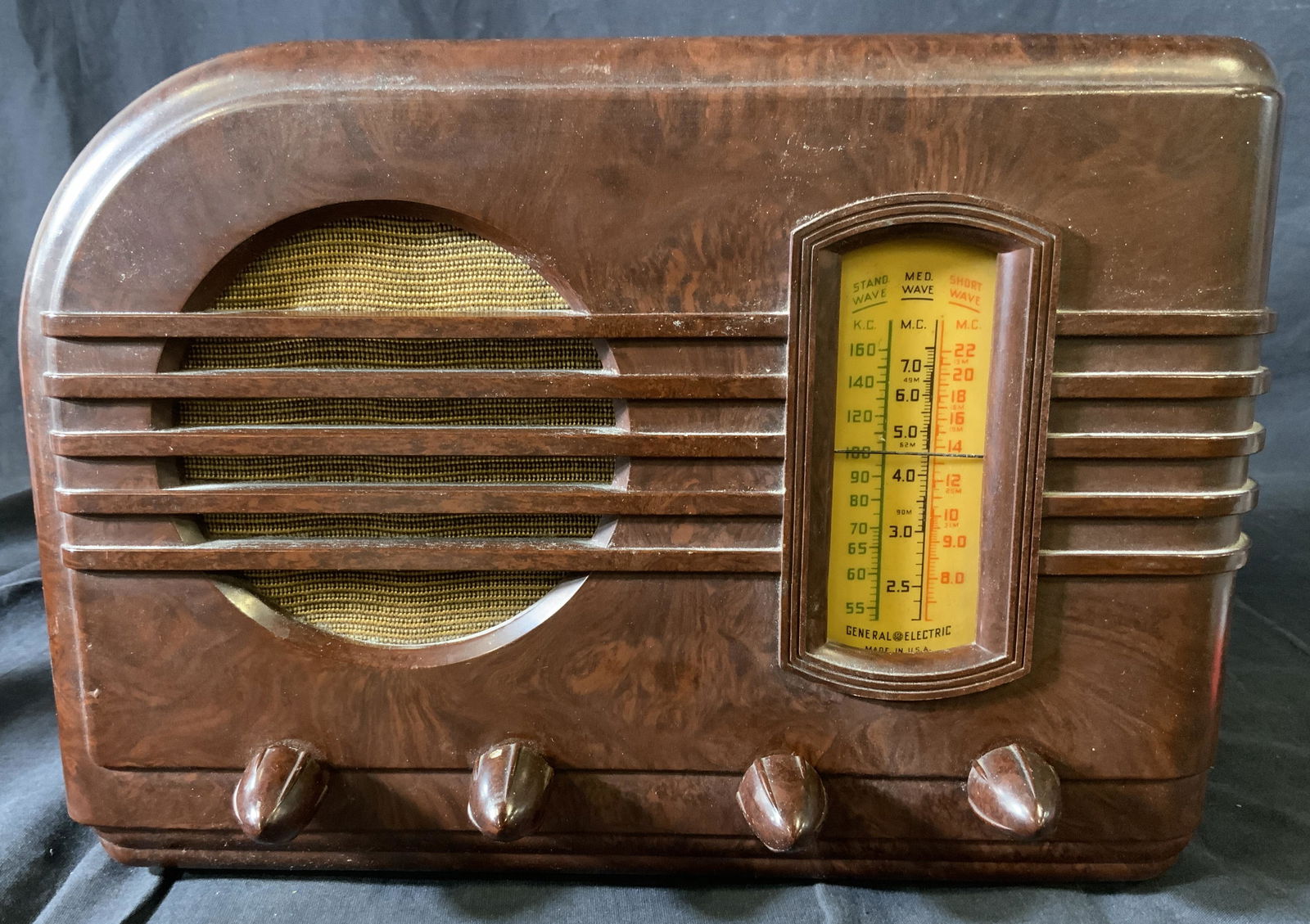 Vintage 1940 GENERAL ELECTRIC Bakelite Radio: Vintage 1940 GENERAL ELECTRIC Bakelite Radio, Inscription reads ‘General Electric G-E Radio GE-54’, measures 9 1/4 x 12 1/2 inches at widest point, surface wear to piece, wire needs repair, not te