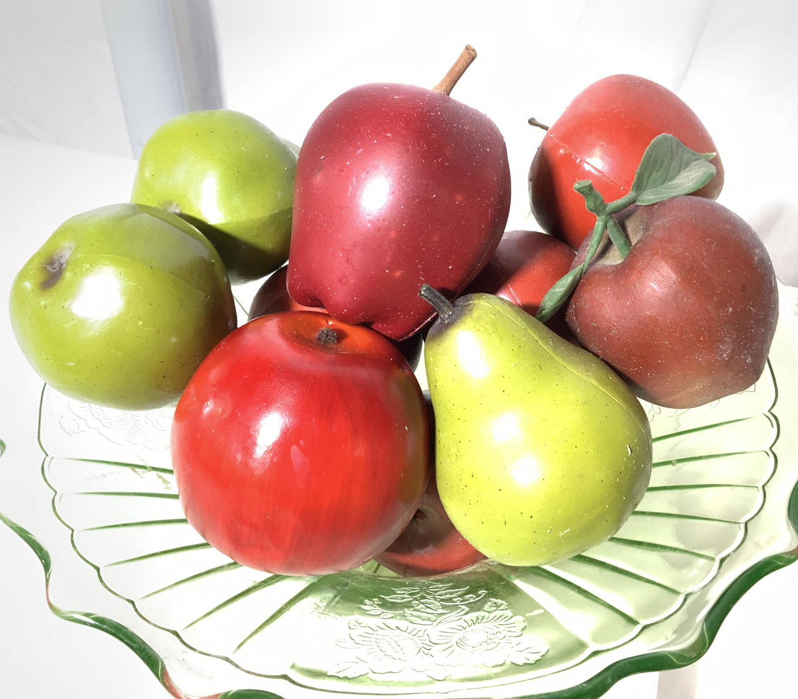 Lot Faux Red Apples & Green Pears Table Decor: Over 30 Vintage Faux fruit consistent of Red delicious and Gala apples and Green Bartlett pears. Use then to decorate a centerpiece bowl, as decor through home, for arts and crafts pieces ( sprinkle g