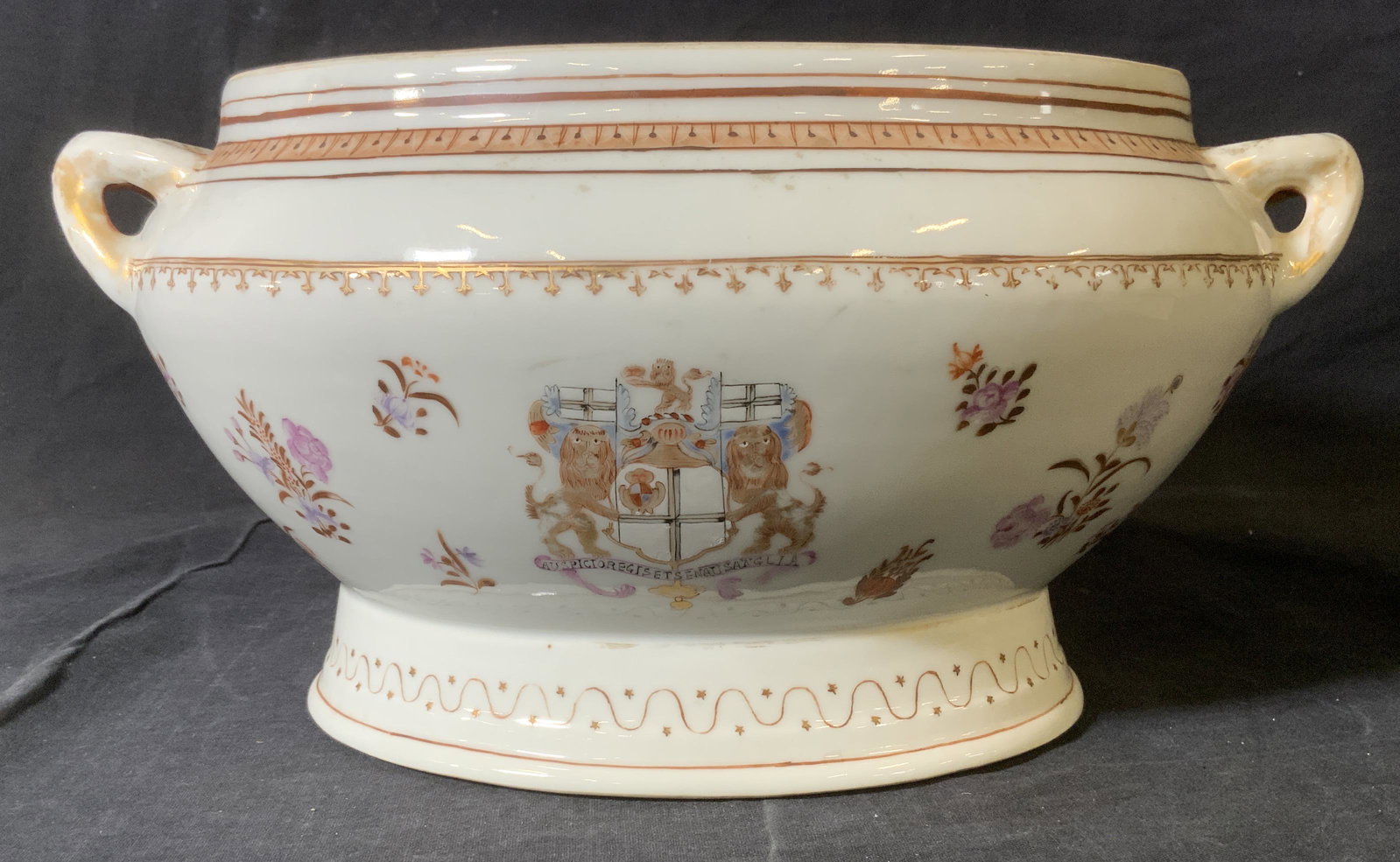 Vintage Ceramic Soup Tureen: Vintage Ceramic Soup Tureen, inscription ‘auspicio regis et senatus angliae’, measures 6 5/8 inches tall x 13 3/8 inches at widest point, some surface wear to piece, Vintage, vintage ceramics, sou