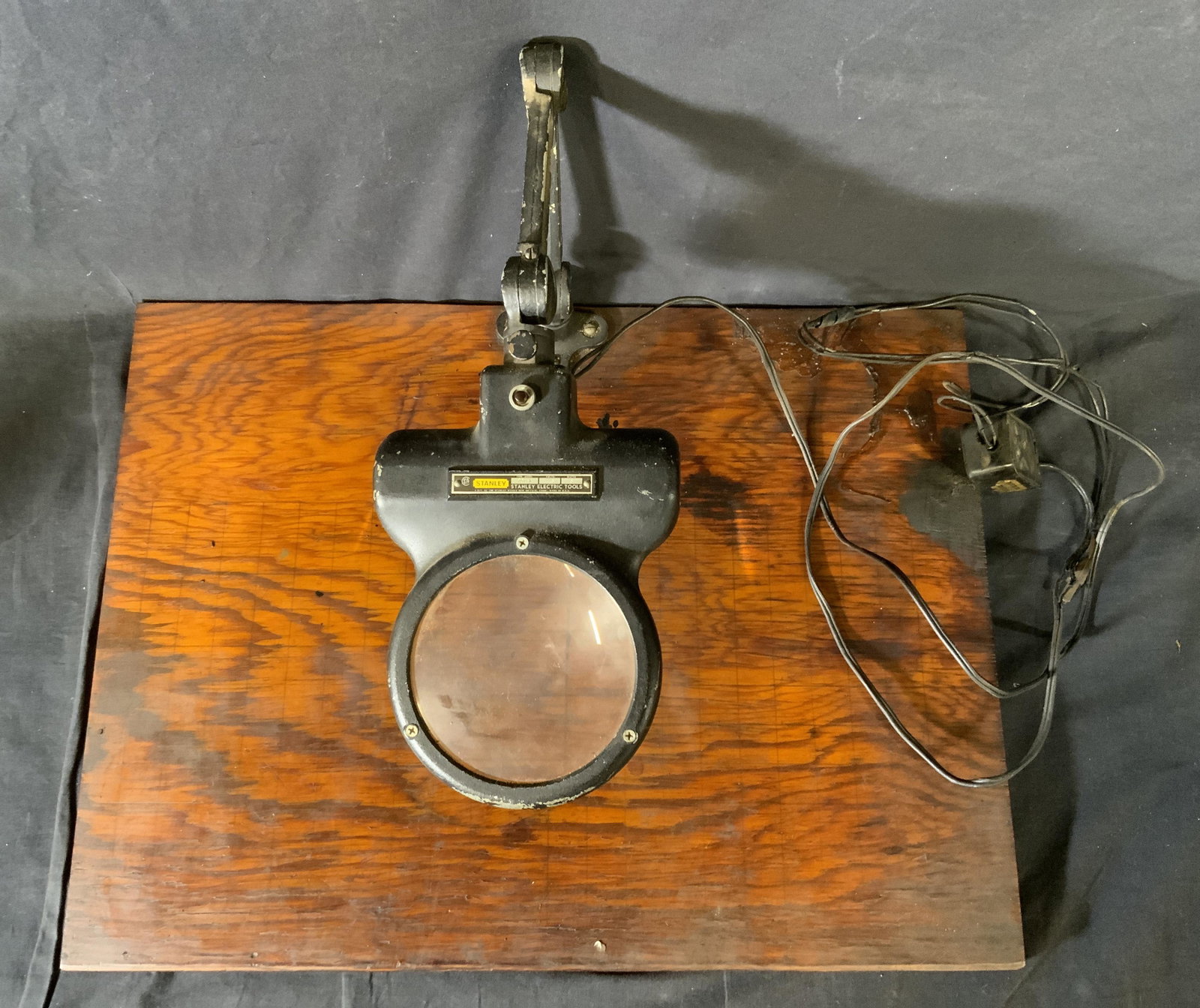 Vintage STANLEY 701-A Magnifying Glass: Vintage STANLEY 701-A Magnifying Glass, inscription reads ‘Stanley Electric Tool’, measures 18 x 24 inches wide, wire needs repair, surface wear to piece, not tested for functionality, Vintage, vi