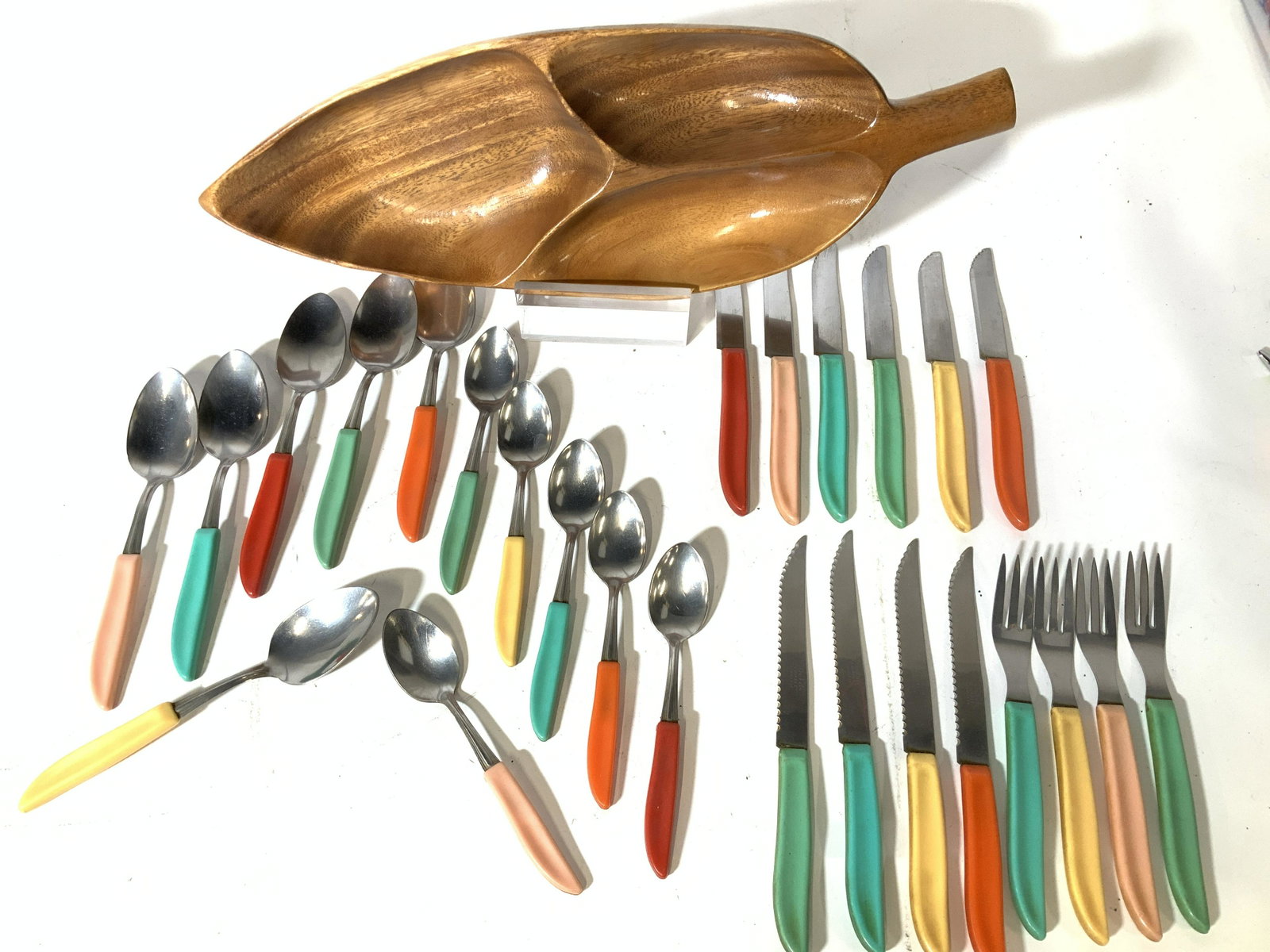 Collectible Set 26 QUIKCUT SS Cutlery/ Wood Server: 27 pcs total. Vintage QUIKCUT cutlery with multi chrome plastic handles, stainless steel flatware, Hallmarked Stainless steel and Quikut. 6 soup spoons, 8 in, 7 tea spoons, 6 different shaped serratio