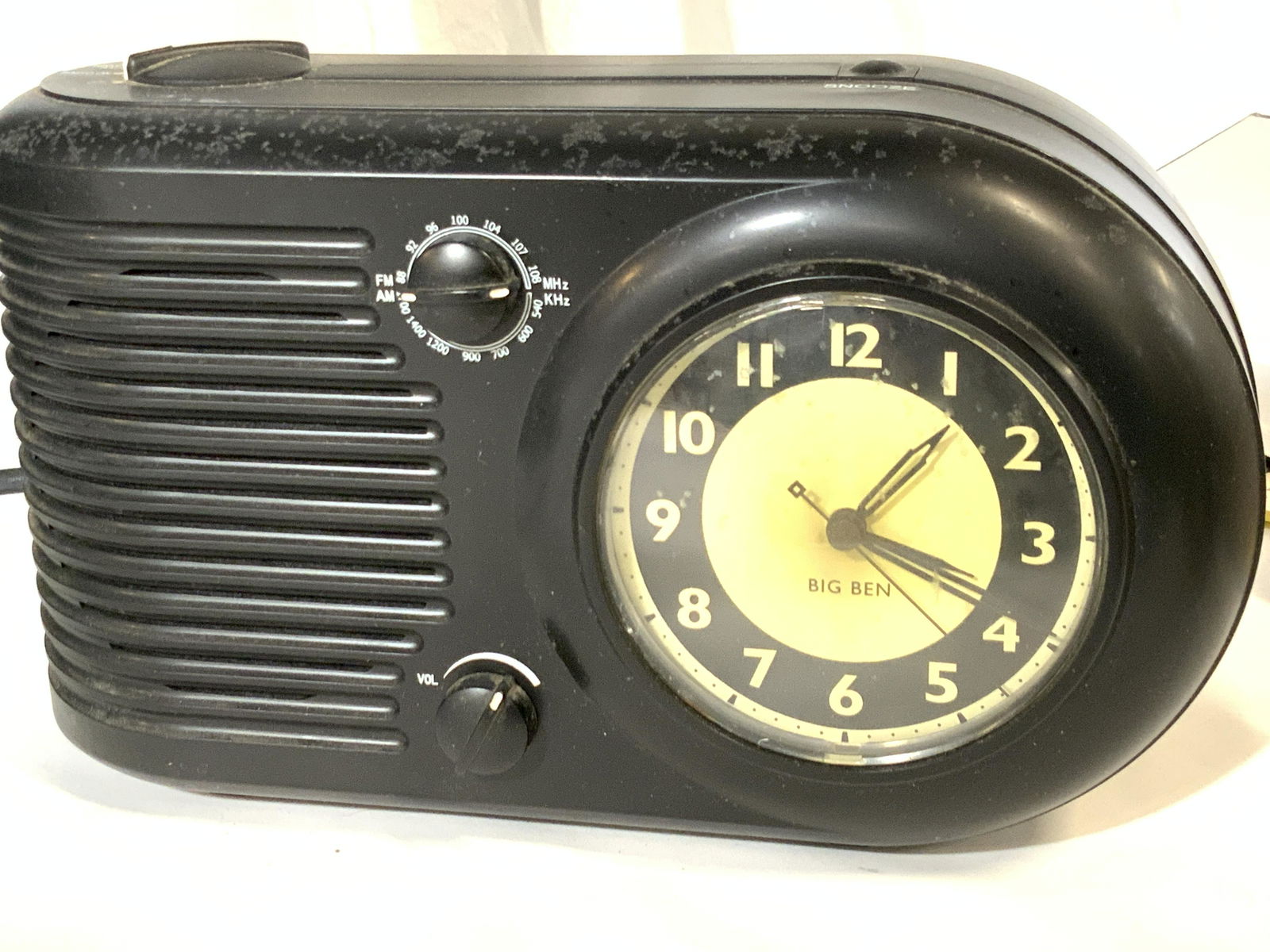 Vintage 1939 BIG BEN Clock Radio, Repro Collect: A collectible reproduction of a Big Ben black bullet style clock radio. Matte black with rounded corners and old-fashioned clock face. Oversized radio selector and volume buttons. Plugs in, long black