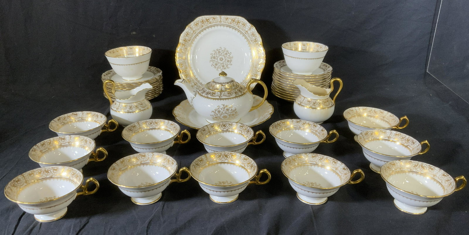 Set 42 Vintage THOMAS GOODE & CO Dinnerware: Set 42 Vintage THOMAS GOODE & CO Dinnerware, stamp to base reads ‘T Goode & Co Ltd London Made in England New Chelsea’, smaller plates measure 6 3/8 inches in diameter, larger plates measure 8 3/4