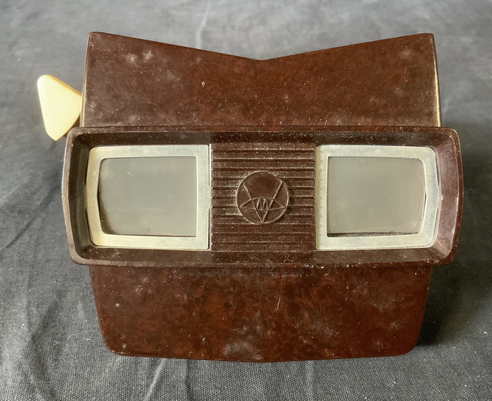 Vintage 1940’s Bakelite Viewmaster: Vintage 1940’s Bakelite Viewmaster, inscription reads ‘Viewmaster Made in USA Sawyer’s Inc’, measures 4 1/4 x 3 3/4 inches, surface wear to piece, Vintage, Bakelite, Viewmaster, viewer, stereo