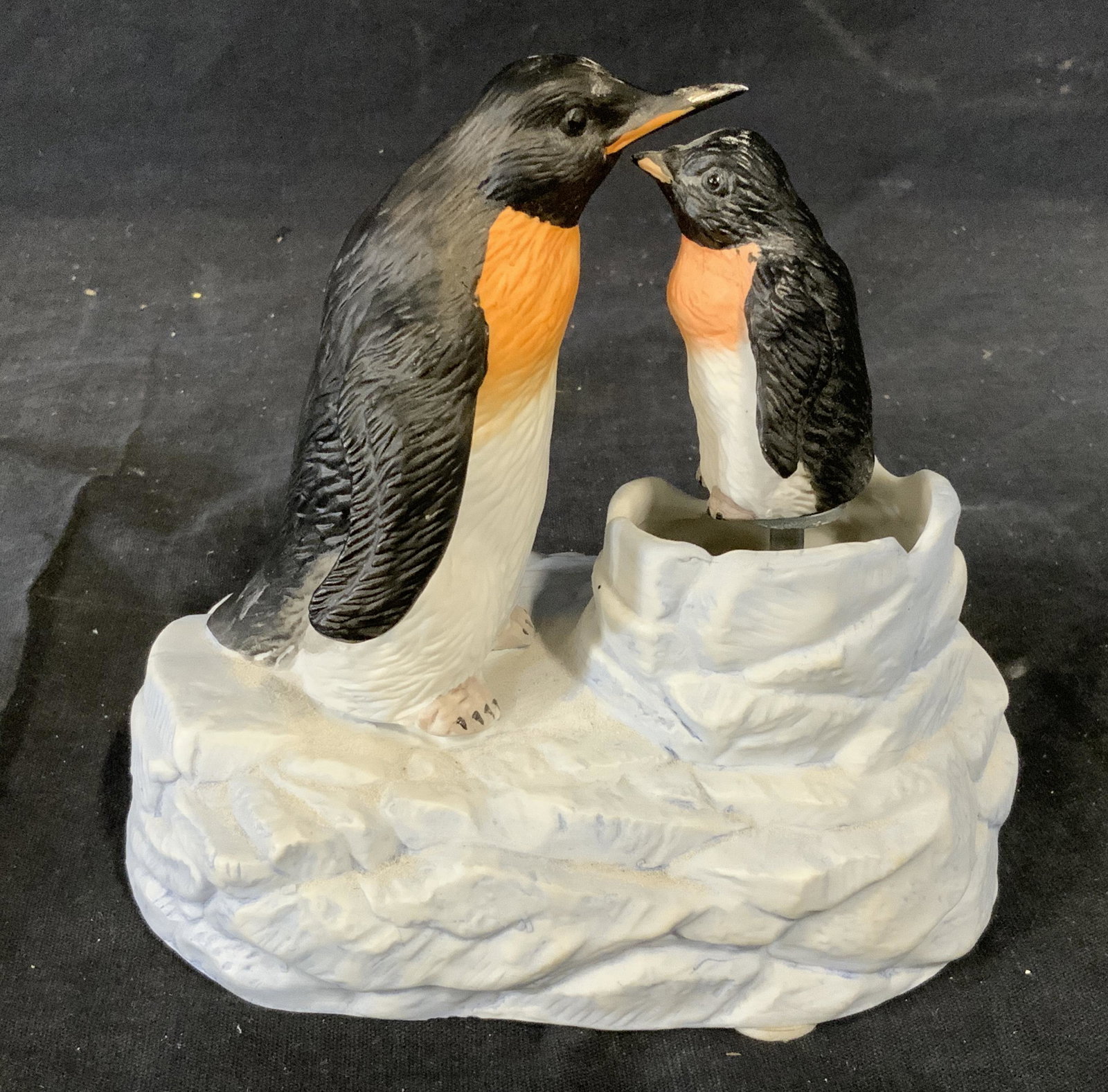 Penguin Figural Music Box: Penguin figural music box, label to underside reads ‘#92125, Its a Small World, Made in Taiwan’, subject an adult penguin and a baby penguin with the baby spinning along to the music, piece measur