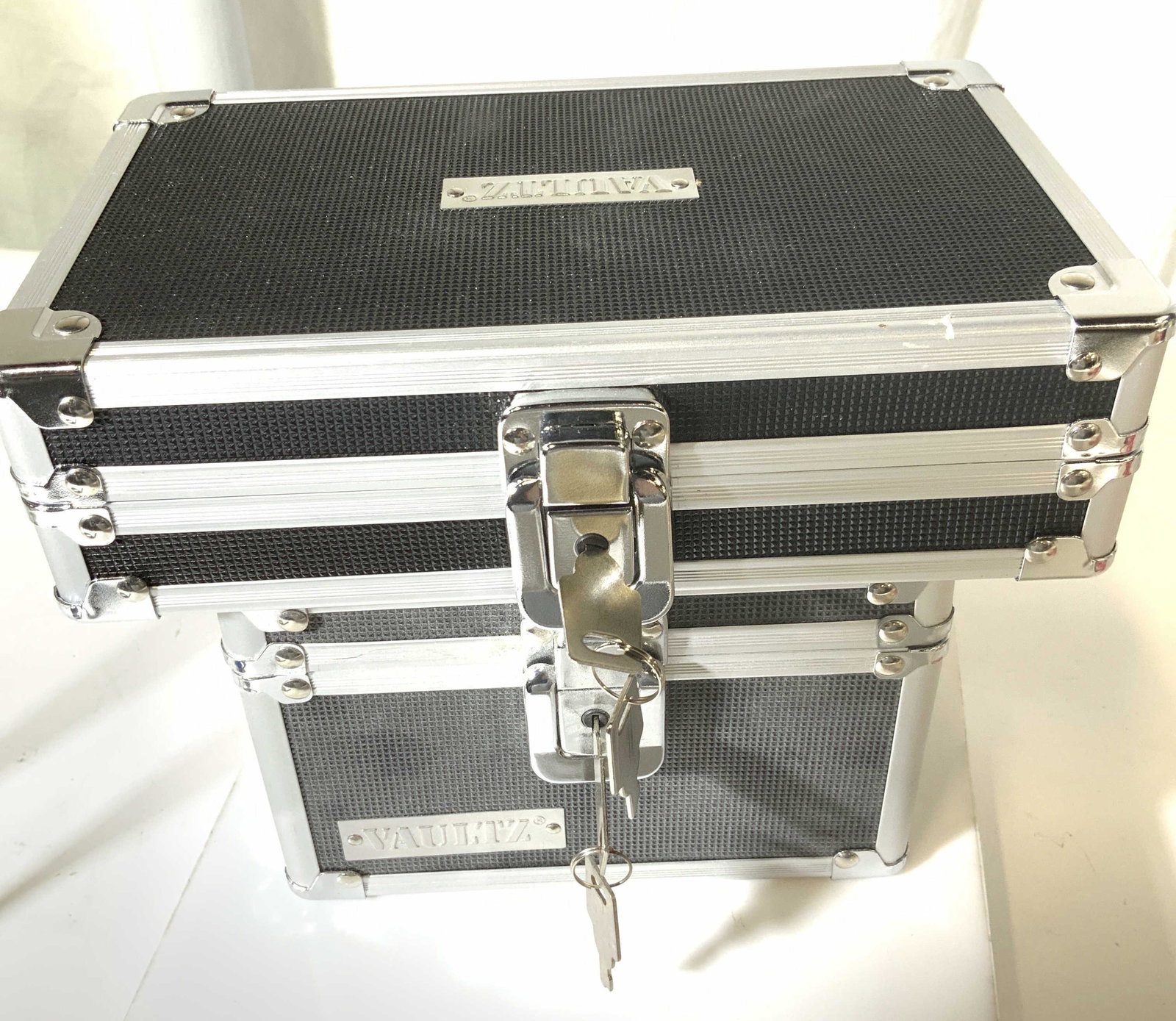 Grp 2 VAULTZ Lock Boxes With Keys: Metal Lock boxes by VAULTZ, includes keys, tested locks work, 3x6 in box and 8.25 x 4.5 in. Like new. Keep sake lock box, jewelry lock bock, VAULTZ brand Lock box, Dresser top boxes, Important Papers 