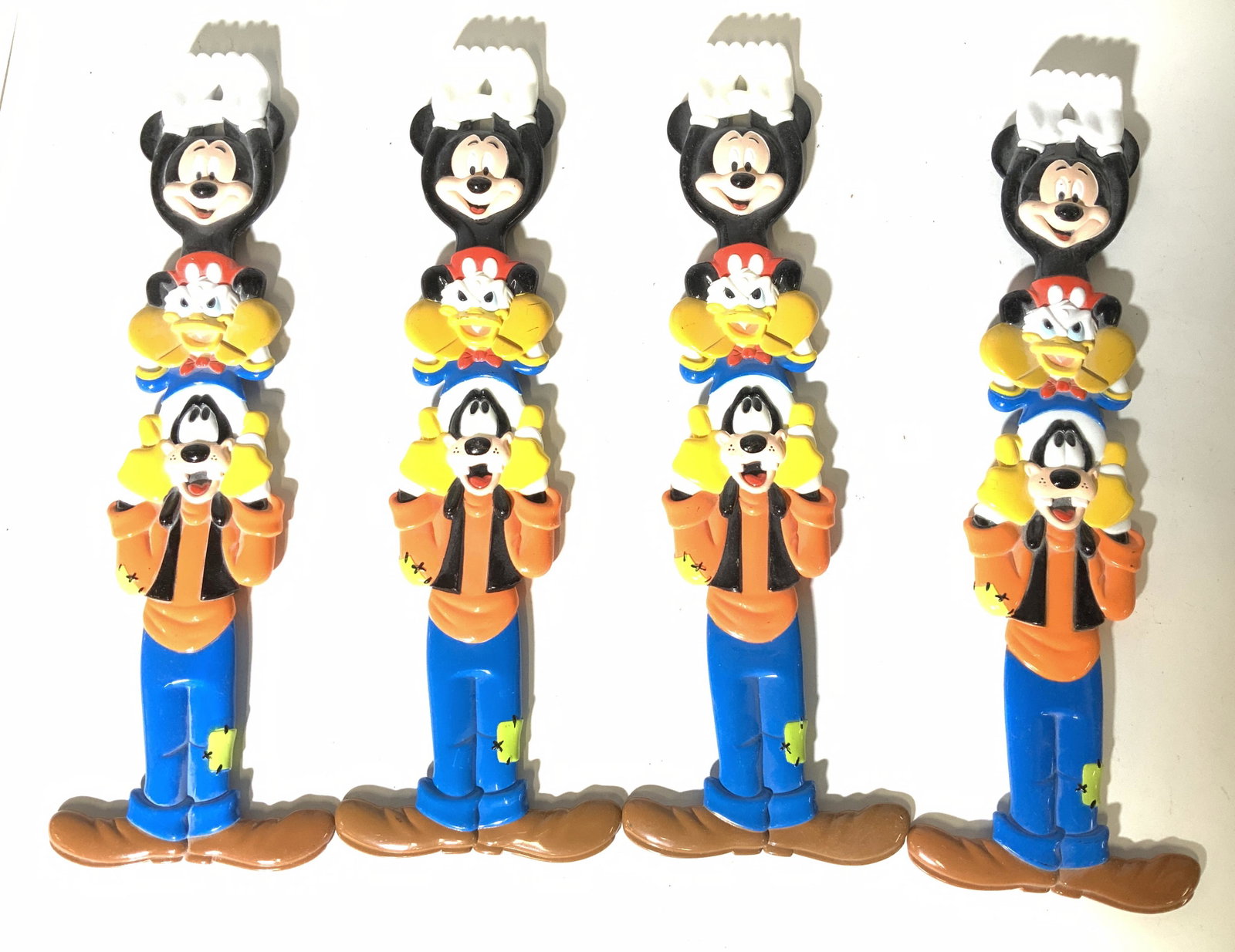 Set 5 Children’s Walt Disney Back Scratchers: Vintage back scratchers labeled Walt Disney World or Disneyland, 4 depicting Mickey Mouse, Donald Duck and Goofy. One retro Mickey Mouse , c. 1950s design 15.25 in. L x 2.75 in. W Collectibles, Disney