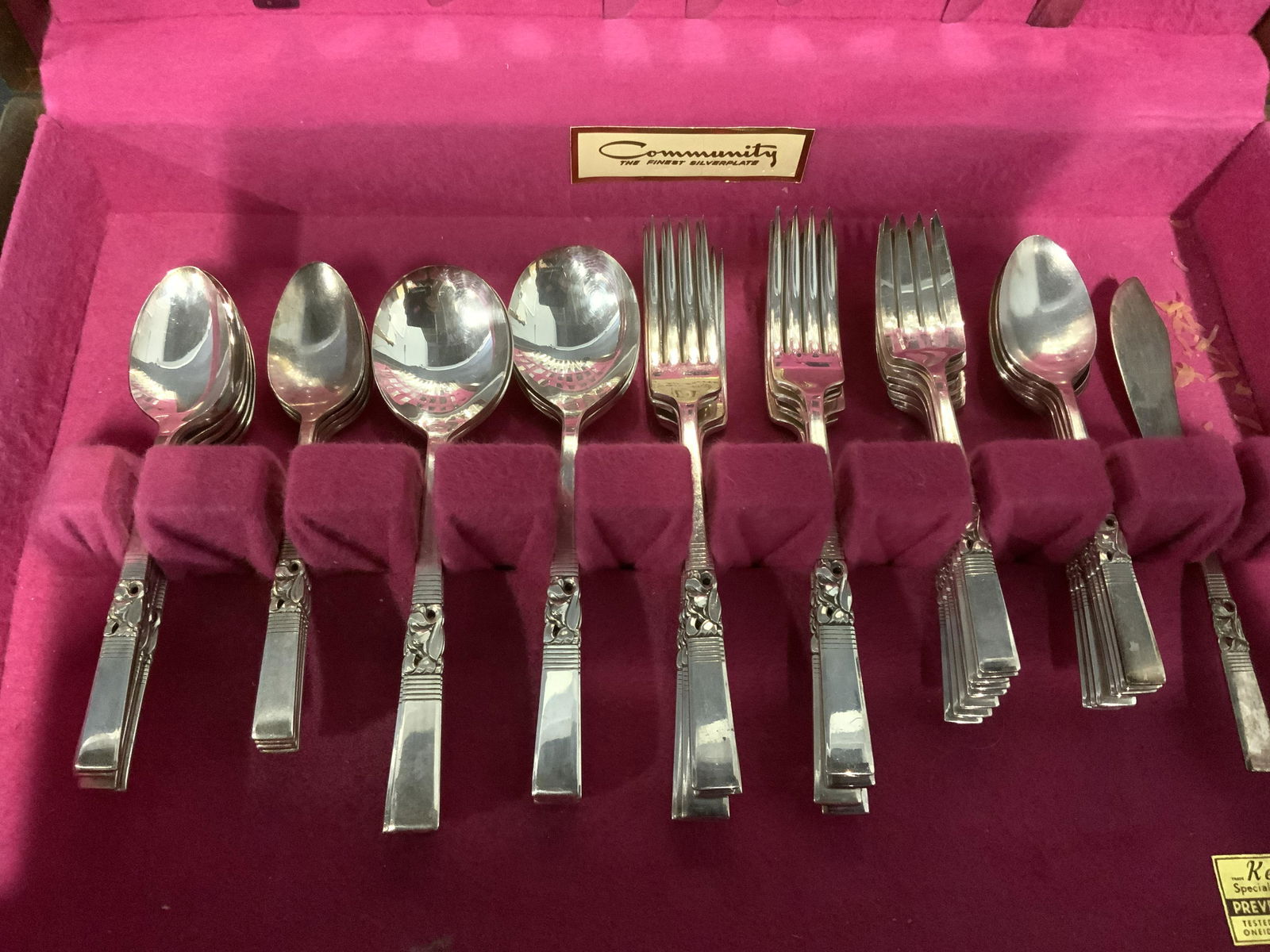 Lot 51 COMMUNITY Silver-plated Utensils: lot 51 COMMUNITY silver plated utensils. All marked COMMUNITY. Includes wooden storage case, lined with fabric, labels read as COMMUNITY THE FINEST SILVERPLATE. Measures approx 4 inches H and 17.5 inc