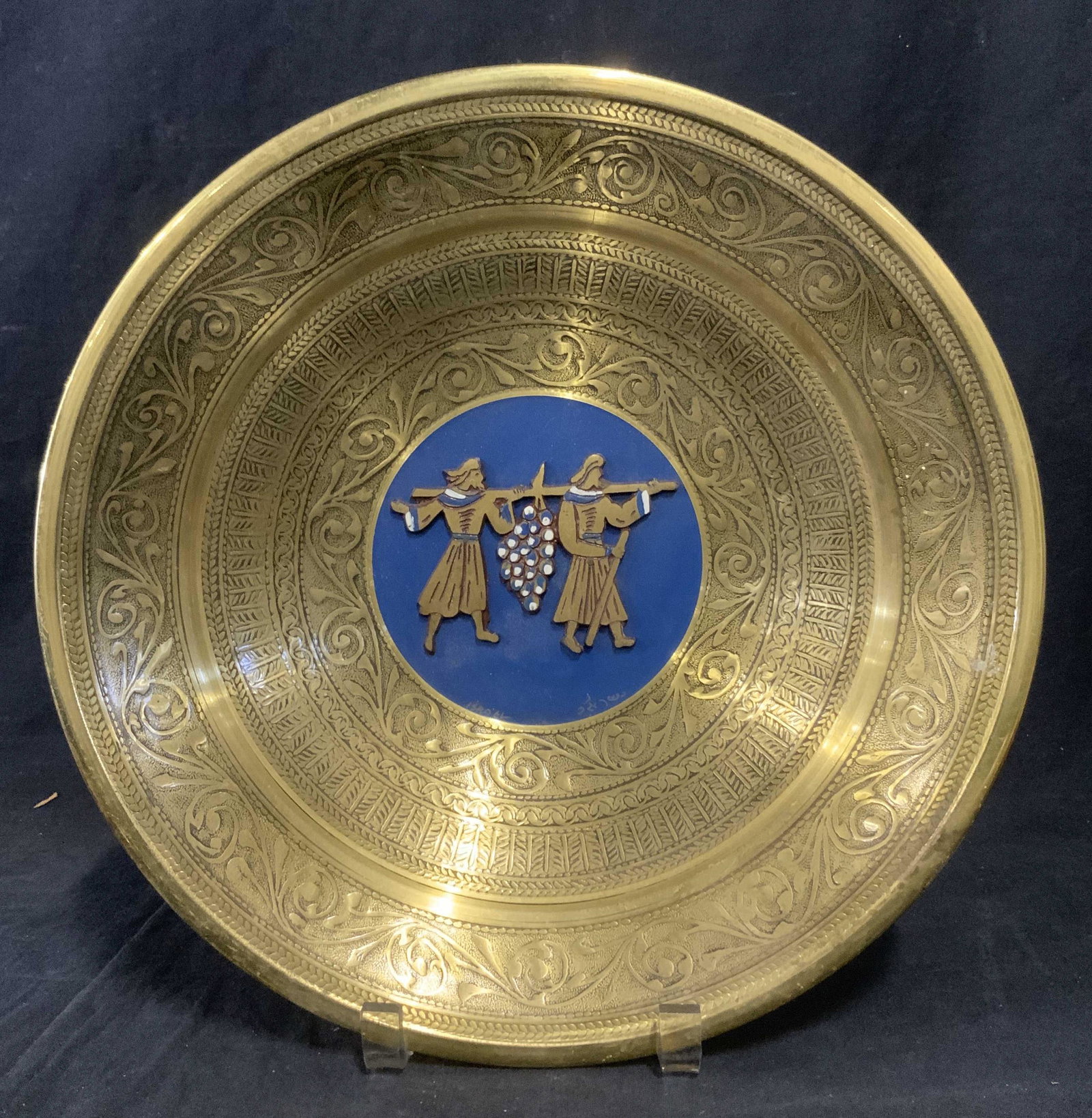Embossed Plate w Figural Relief: Vintage brass plate, embossed Figural in relieved decorate plate well, intricate etching decorates lip, well, and rim. Measures approx 13 inches in diameter. Well reads as Israel. Judaica, hebraica, d
