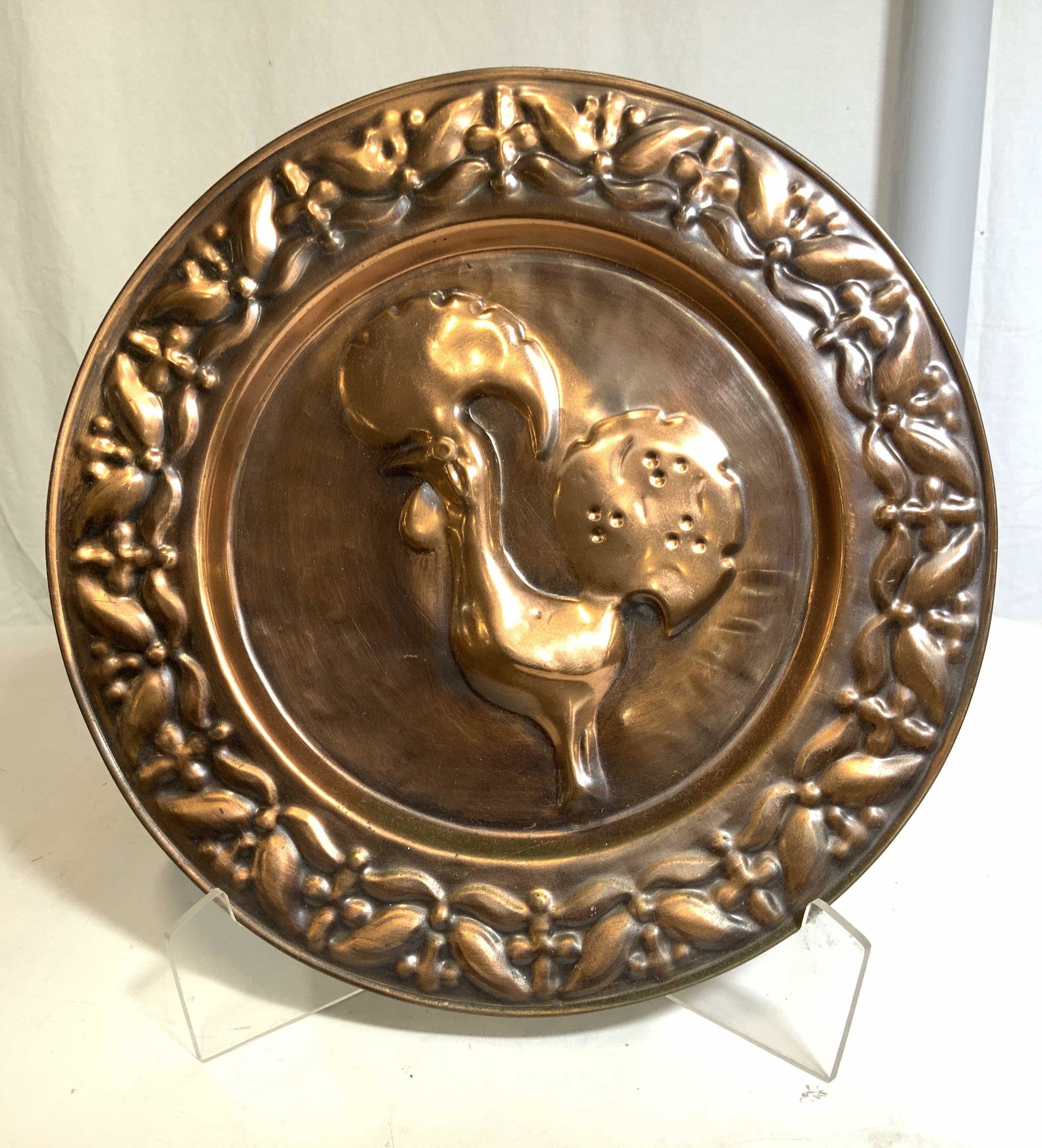 Lot 2 Hammered Copper Plate Artworks: Each piece of art appears to be hammered copper. One plate reads SARAJEVO & depicts the capital of Bosnia & HERZEGOVINA. Larger copper plate depicts a rooster in center. Each piece appears to possibly