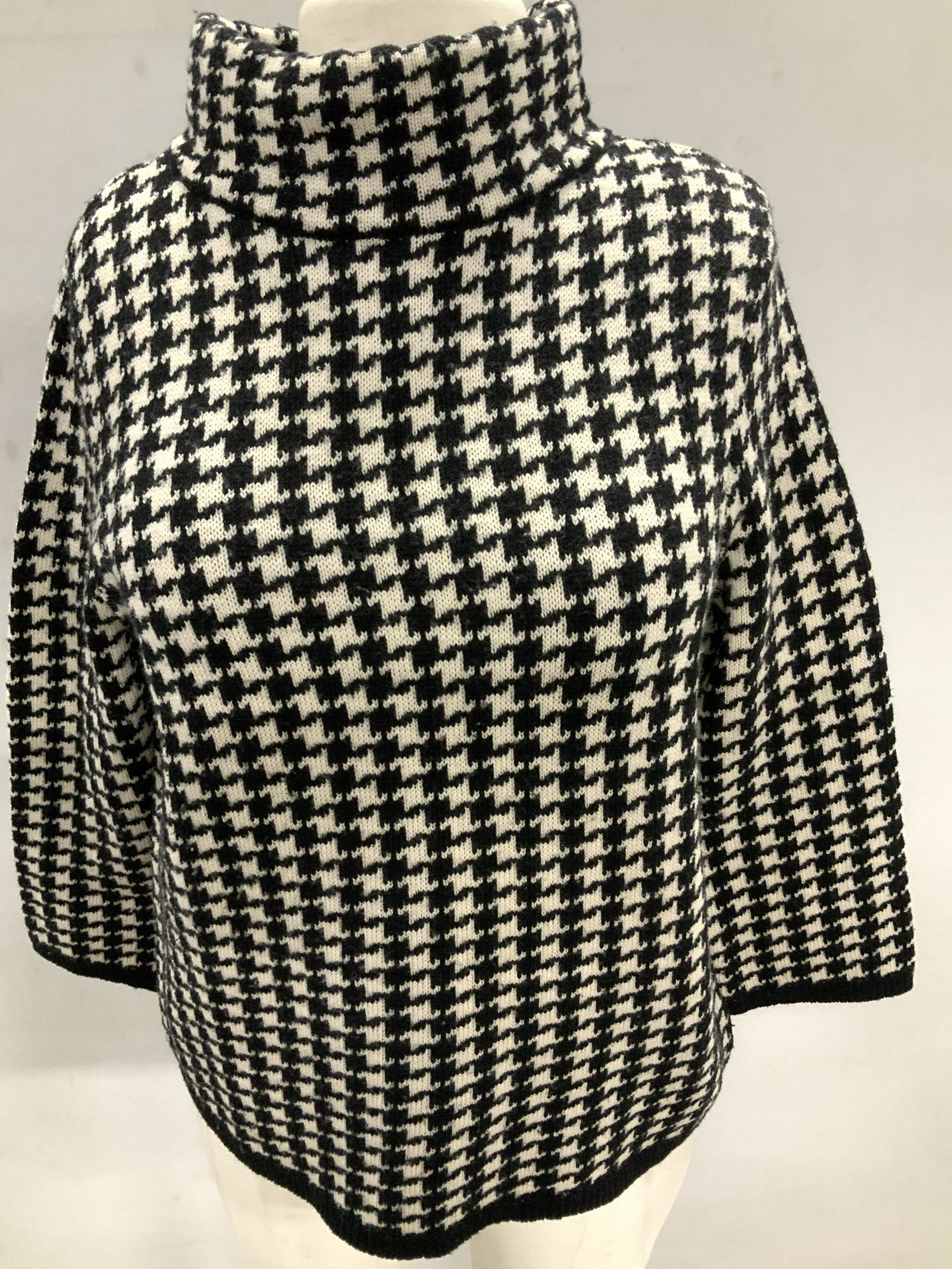 Luxe Ralph Lauren Hounds Tooth Wool Sweater: Designer Label Ralph Lauren, size Large , High Crew neck, Merino wool blend- Lambswool, angora, more, soft hand, classic style. No fabric or stitching issues. Luxury Designer Sweater, Ladies Pull over