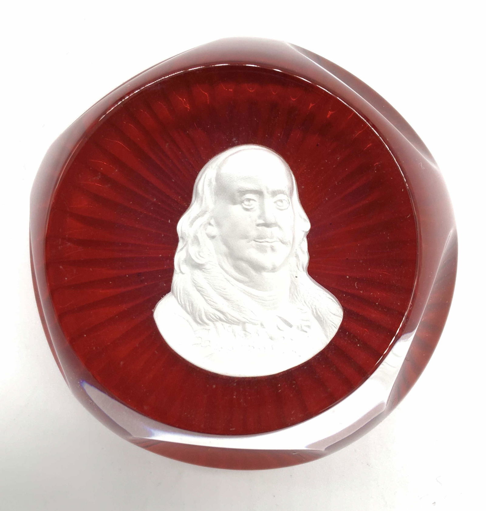 Ruby French Crystal Cameo Paperweight, B Franklin: Hallmarked Danbury Mint Sulphide Crystal Cameo 3D paperweight of BENJAMIN FRANKLIN, reads France, possibly Baccarat Crystal, c. 1976 3 in wide, 1.5 in ht. RUBY red Sulphide Coloring. Collectibles, Fre