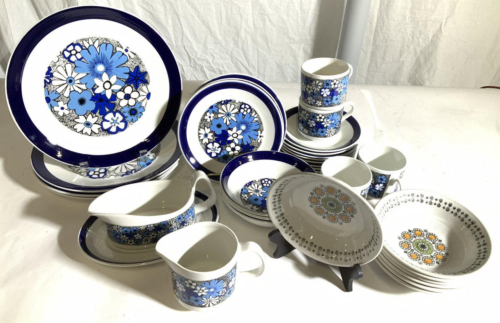 Vintage Irish Ironstone Plate Set 30, Arkow: Set of Vintage Plates, c. 1960s Flower power Pattern, blue and white, made in Ireland, Hallmarked ARKLOW TGE IRISH IRONSTONE , DUNLOW BY MC ELHERON. 4 dinner plates 10 in. , 4 dessert plates/ small pl