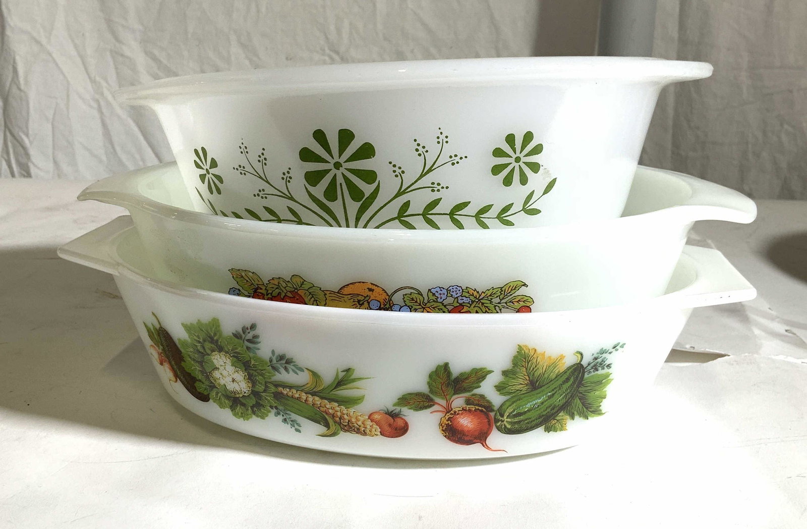 Group 3 PYREX BAKEWARE Casserole: Lot of three glass cookware, Pyrex casserole dishes, ANCHOR HOCKING 1.5 qt. , JAJ England 1.5 qt, , Glasbake 1.5 qt., two oval , 1 round. One handle has underside chip. Oven ware, bakeware, Pyrex, cas