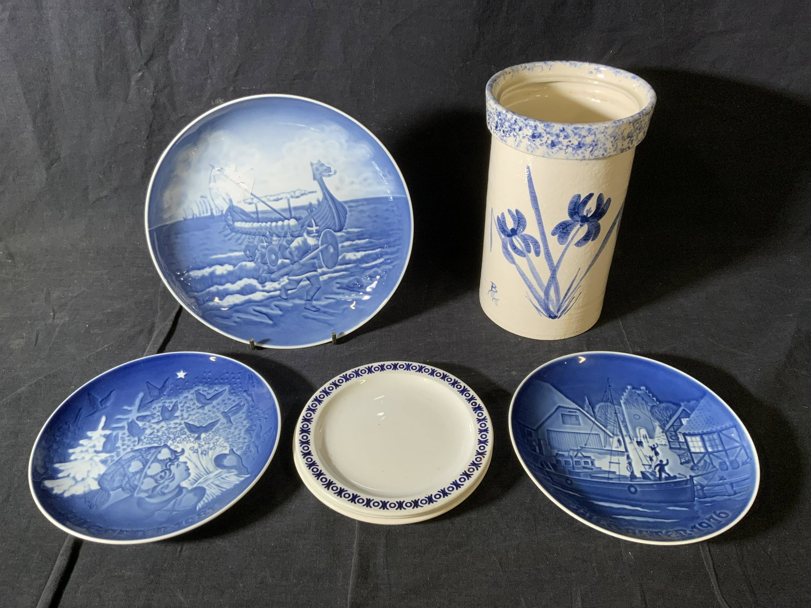 Lot 7 Vintage Dishes & Vase: Lot 7 Vintage Dishes & Vase, stamps to smallest dishes read ‘Burleigh Ironstone Burslem England Cordon Bleu’, measures 6 1/4 inches in diameter, inscriptions to Viking dish reads ‘Copenhagen Por