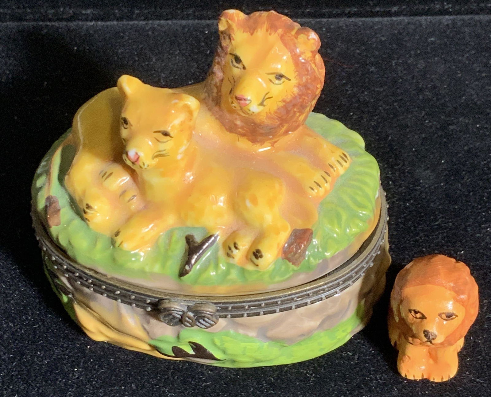 Collectible Porcelain Lion Figural Snuff Box (1 of 5)