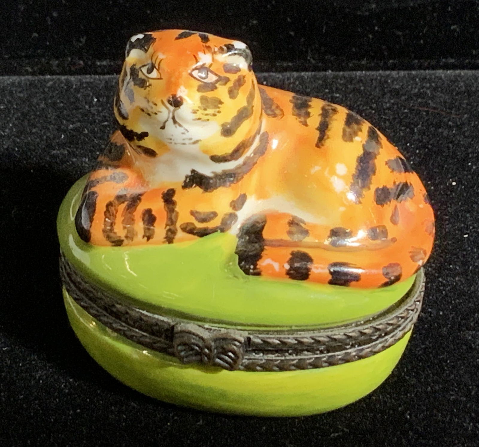 Ceramic Pill Snuff Box With Tiger (1 of 5)