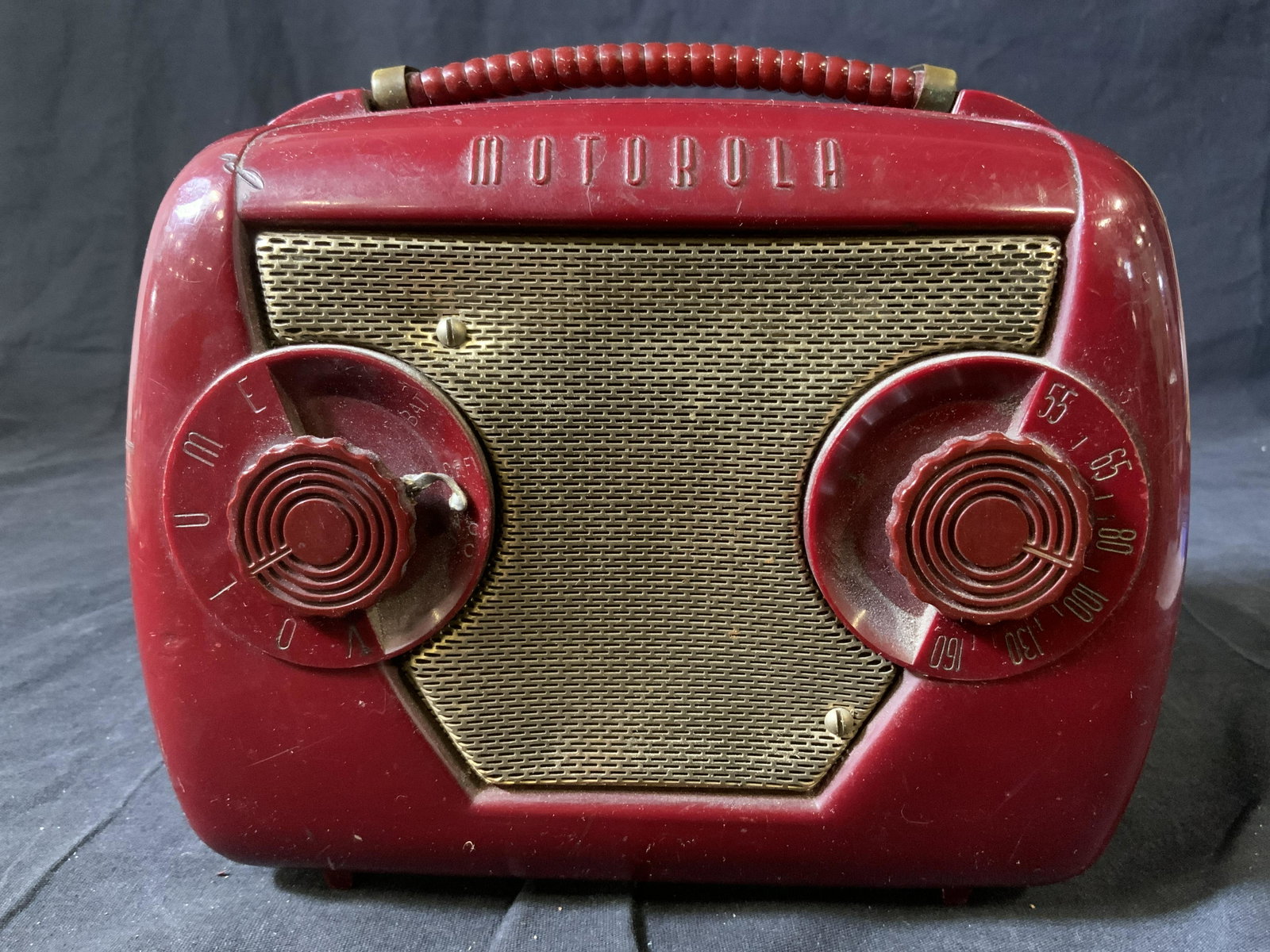 Vintage MOTOROLA Tube Radio: Vintage MOTOROLA Tube Radio, inscriptions read ‘Motorola’, ‘ 24B480092-366’, ‘US Pat 2282759 Green’, measures 6 1/4 inches tall x 7 5/8 inches at widest point, some surface wear to piece, 