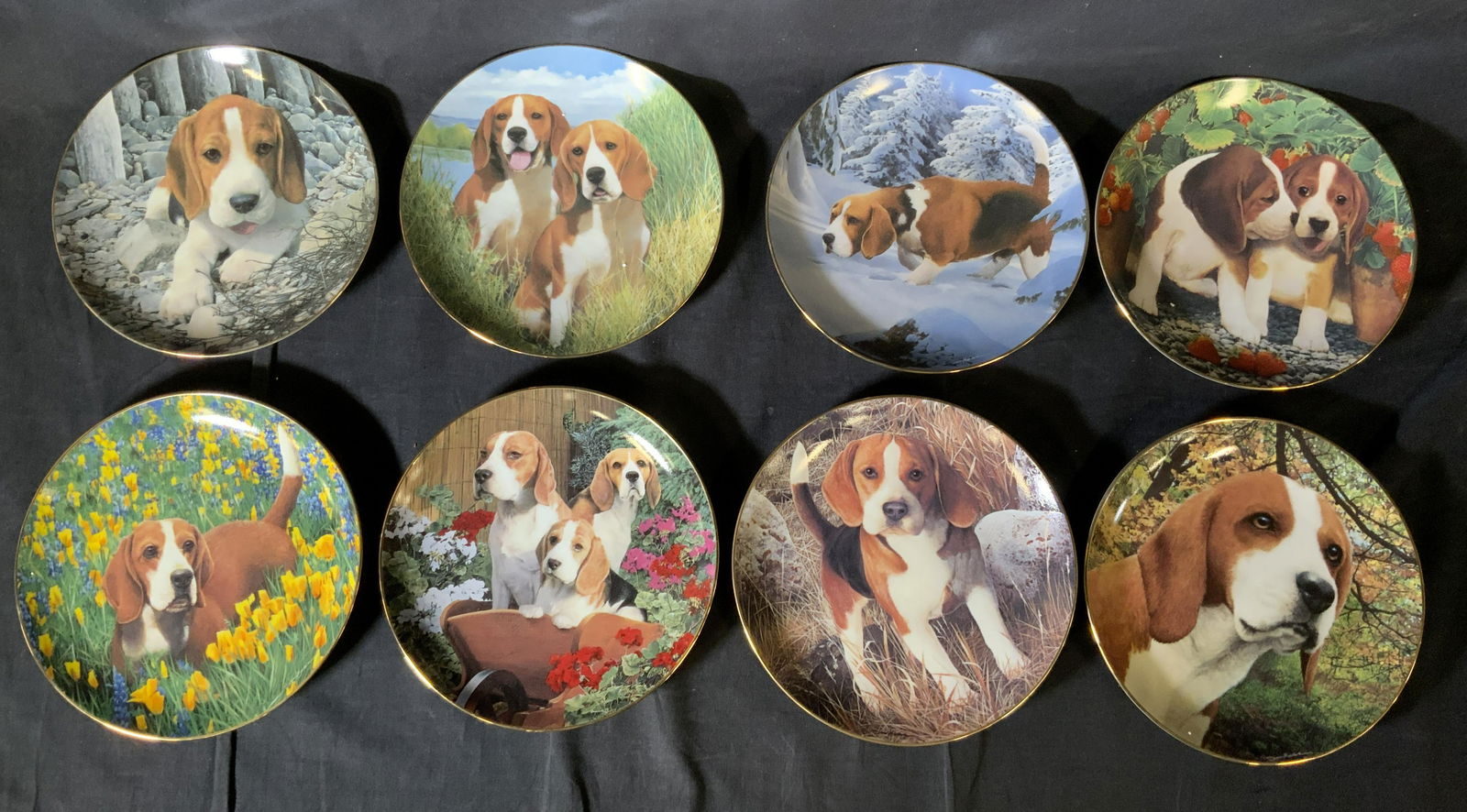 Lot 8 DANBURY MINT Decorative Beagle Plates: Lot 8 DANBURY MINT Decorative Beagle Plates, inscriptions read ‘by Simon Mendez A Limited edition from the collection entitled Beagles The Danbury Mint Not for food use, May poison food’, all meas
