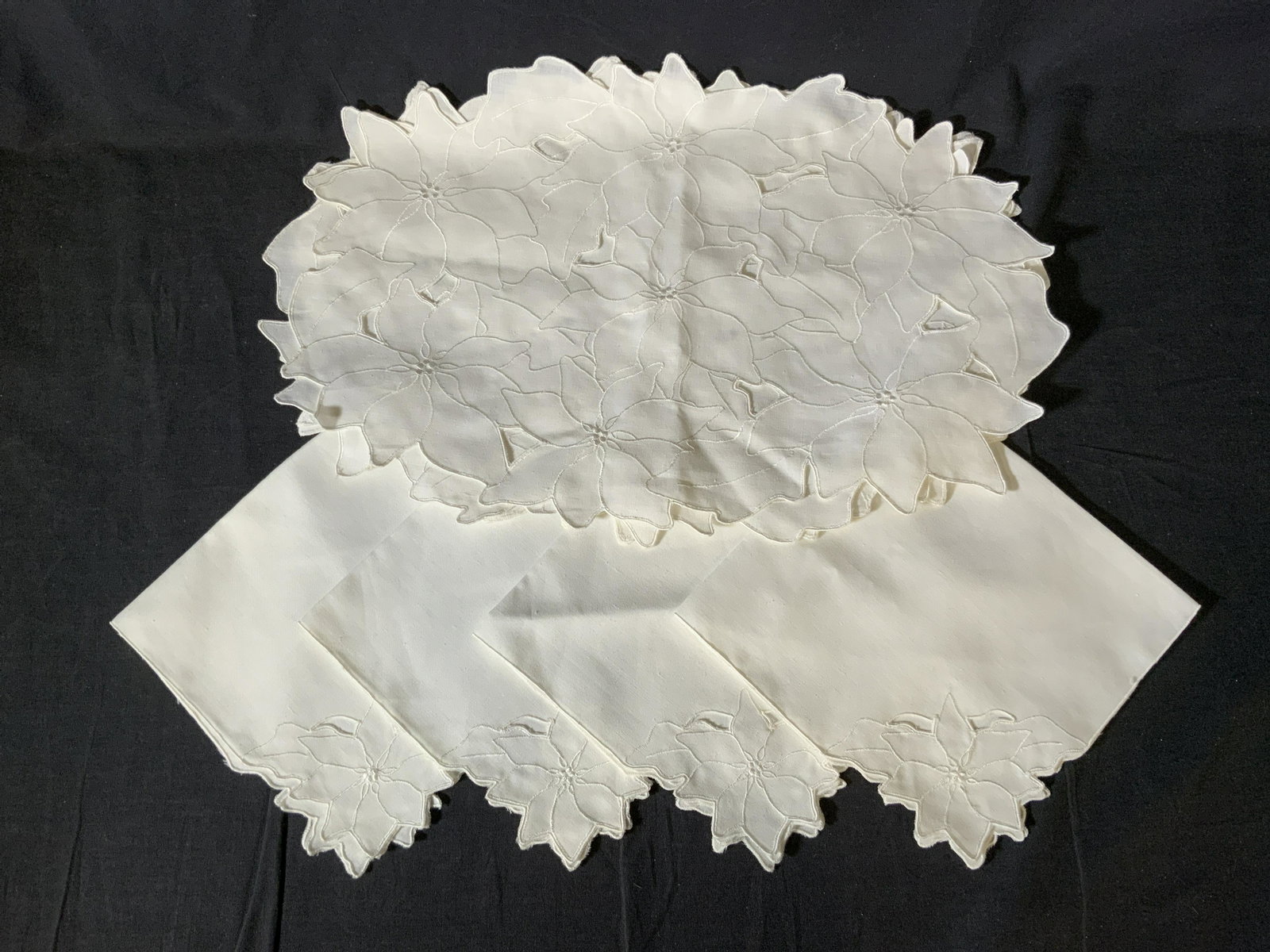 Set 8 WC DESIGNS Placemats & Napkins: Set 8 WC DESIGNS Placemats & Napkins, label reads ‘Made in the Philippines for W-C Designs 25% Linen 75% Polyester’, napkins measure 17 x 17 inches, 13 1/4 x 19 inches, runs and loose threads to f