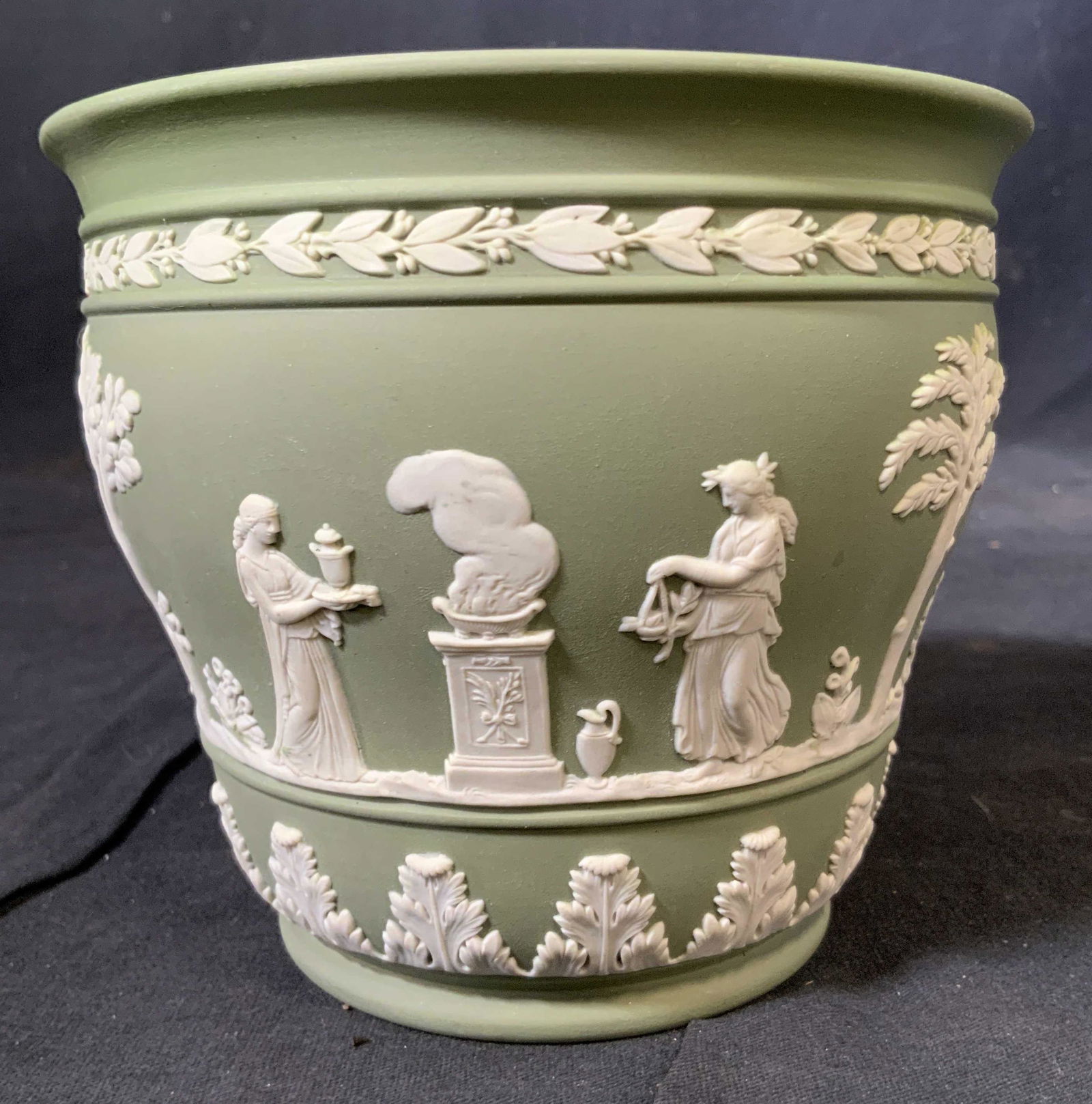 WEDGWOOD Bisque Porcelain Cache Pot, England (1 of 9)