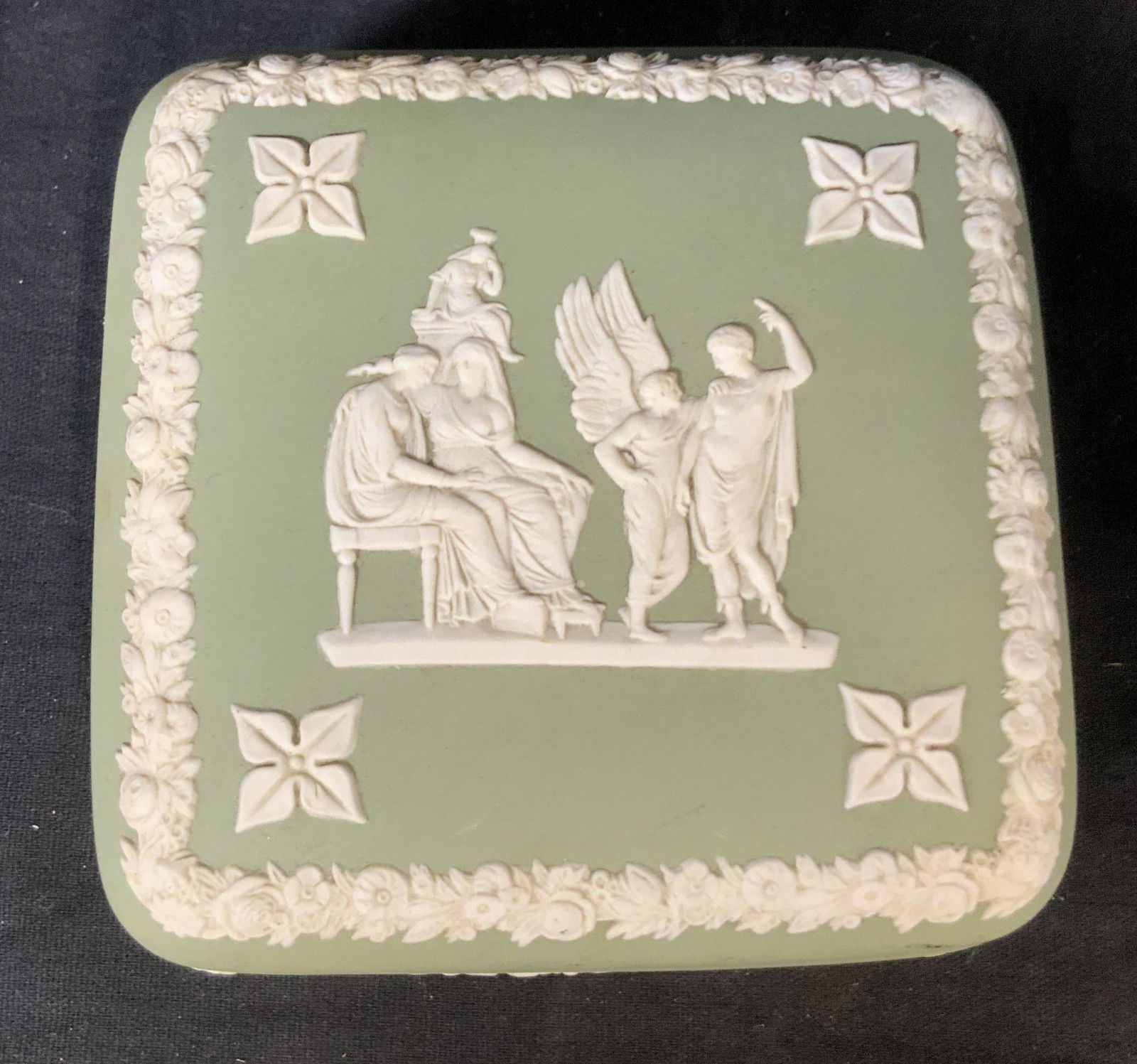 WEDGWOOD Lidded Porcelain Keep sake Box (1 of 14)