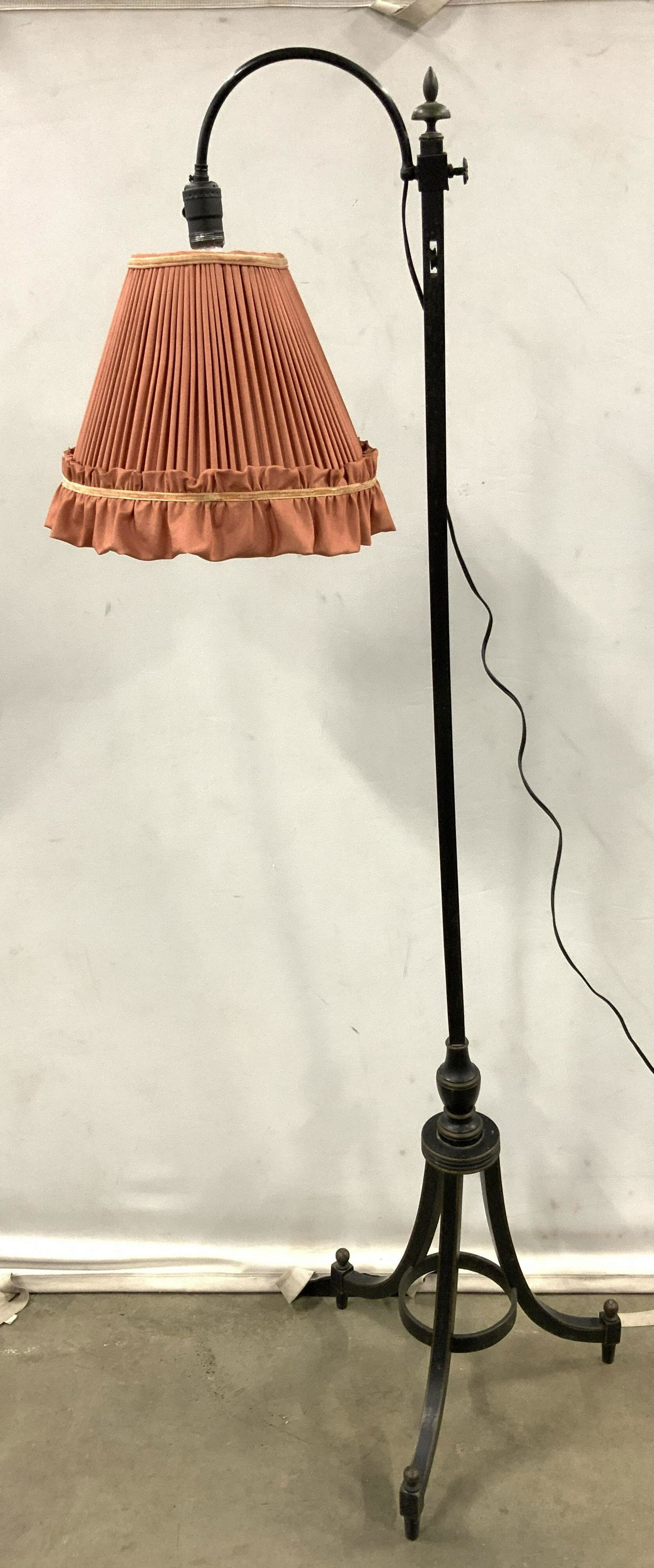 Vintage Wooden Victorian Style Lamp W Shade (1 of 10)