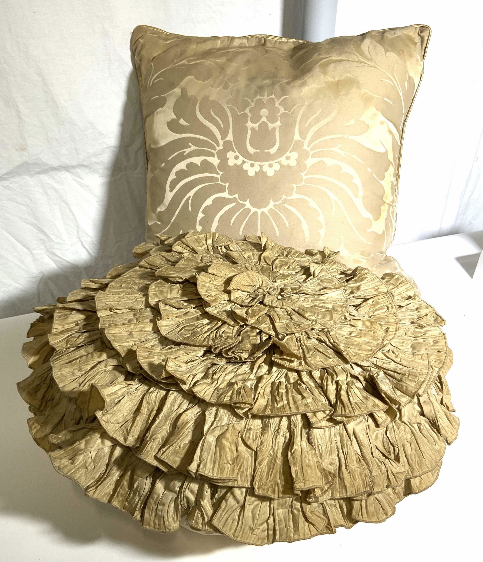 Lot 2 Gold Toned Throw Pillows (1 of 6)