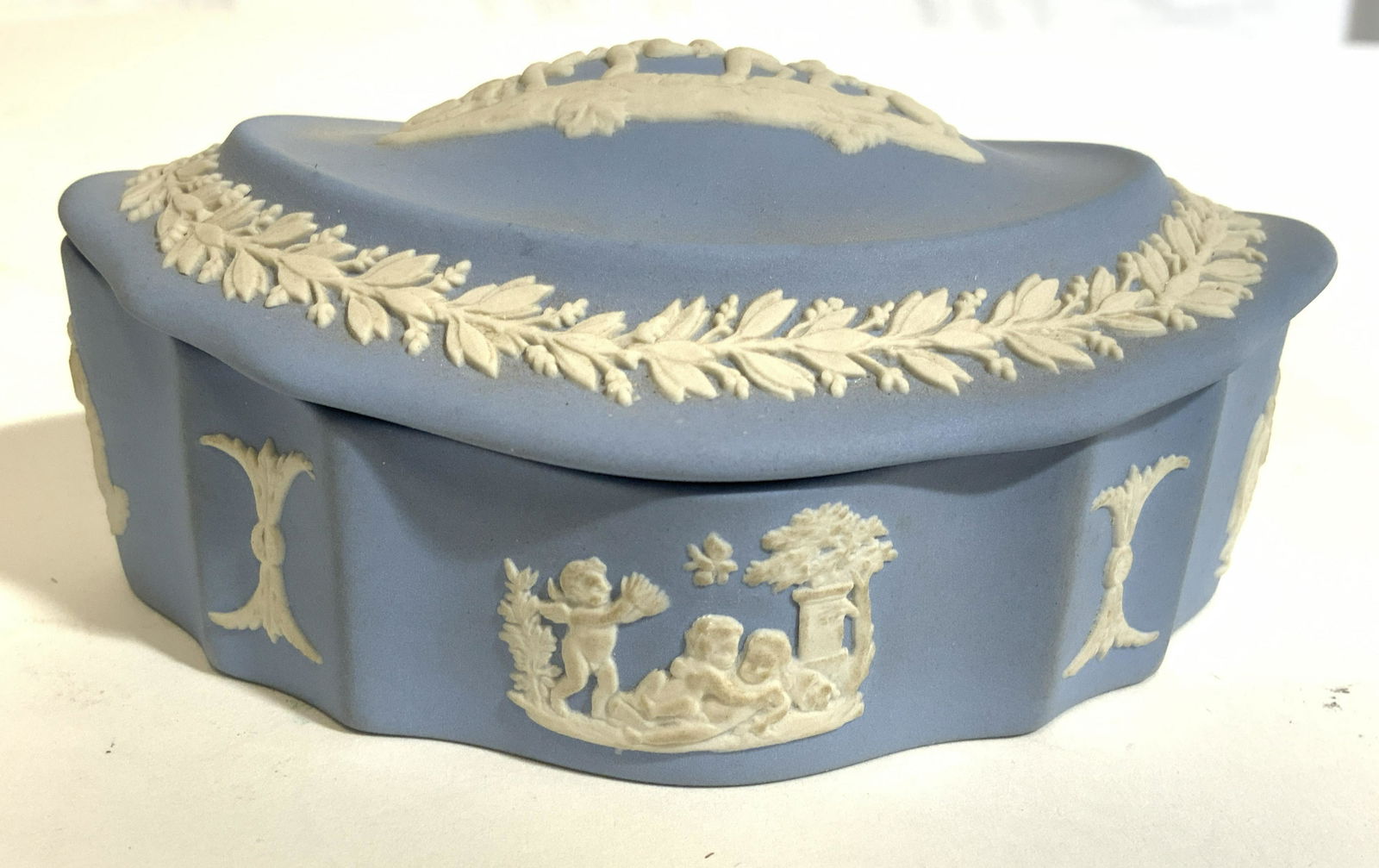 WEDGWOOD ENGLAND Lidded Trinket Box (1 of 7)